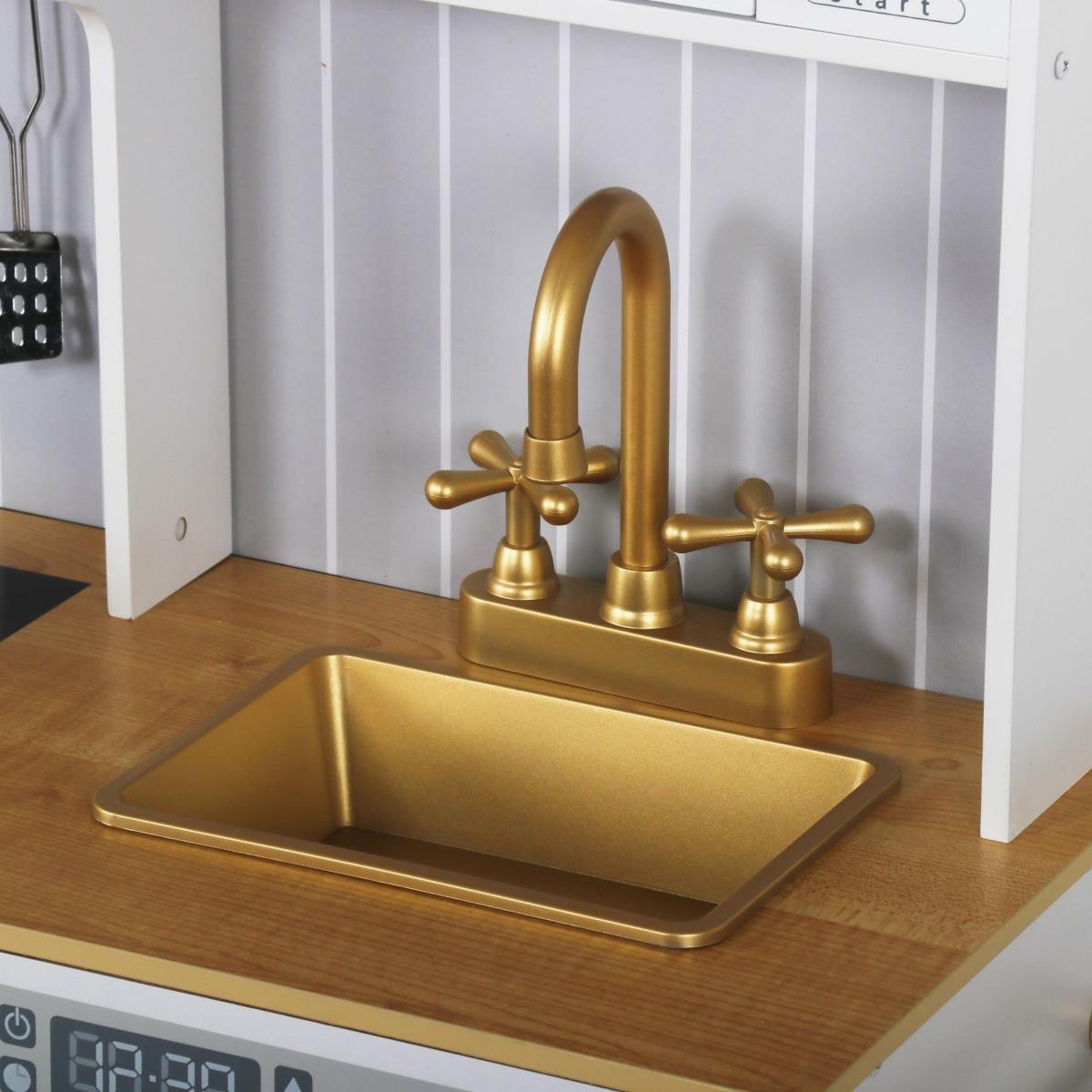 Puidust valge köök koos aksessuaaride ja esiplaaniga