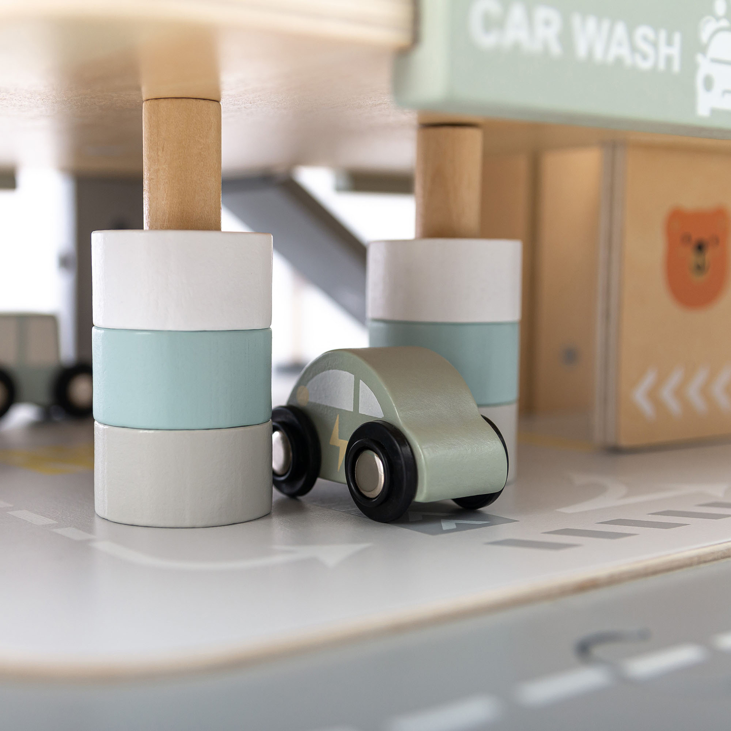 Puidust kolmekorruseline lastega garaaž koos lisatarvikutega – parkla, bensiinijaam, autopesula, helikopter