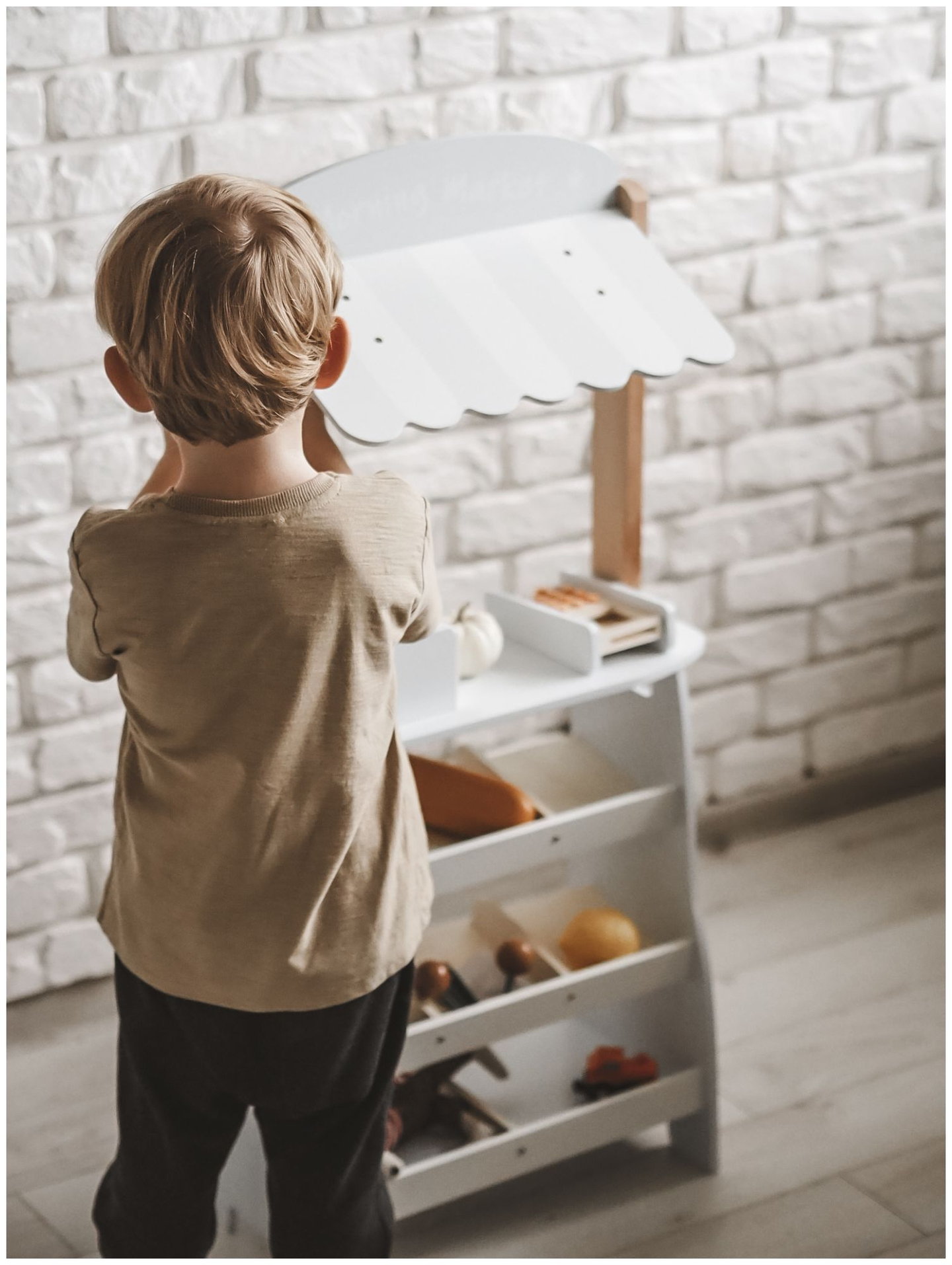 Köögiviljapood - puust kiosk kastidega, kassaaparaat ja terminal