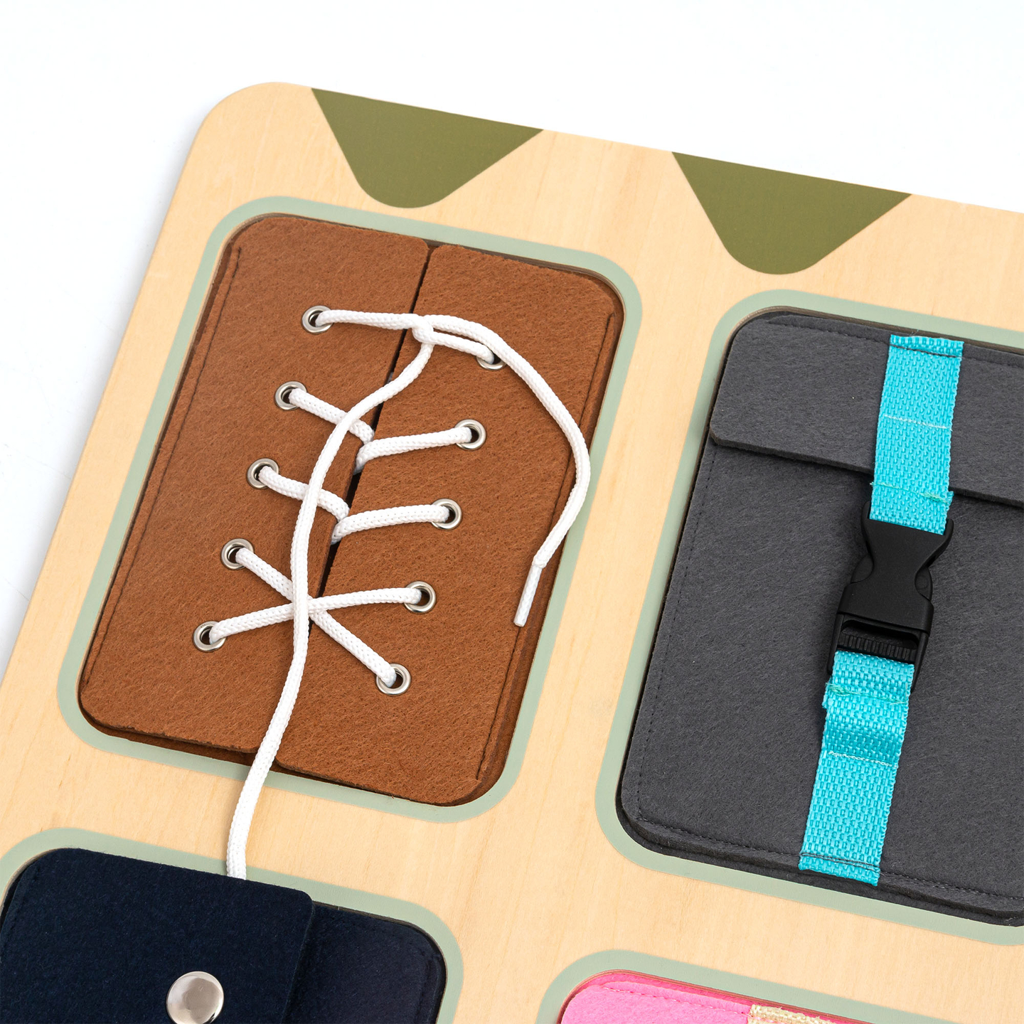 Puidust Montessori manipulatiivlaud – sensoorne iseseisvuse õppimine - paelad, pandlad, nööbid, trukid, lukk