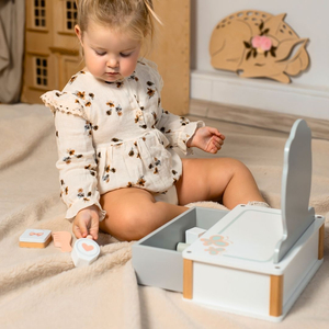 Puidust laste riietuslaud koos tarvikutega