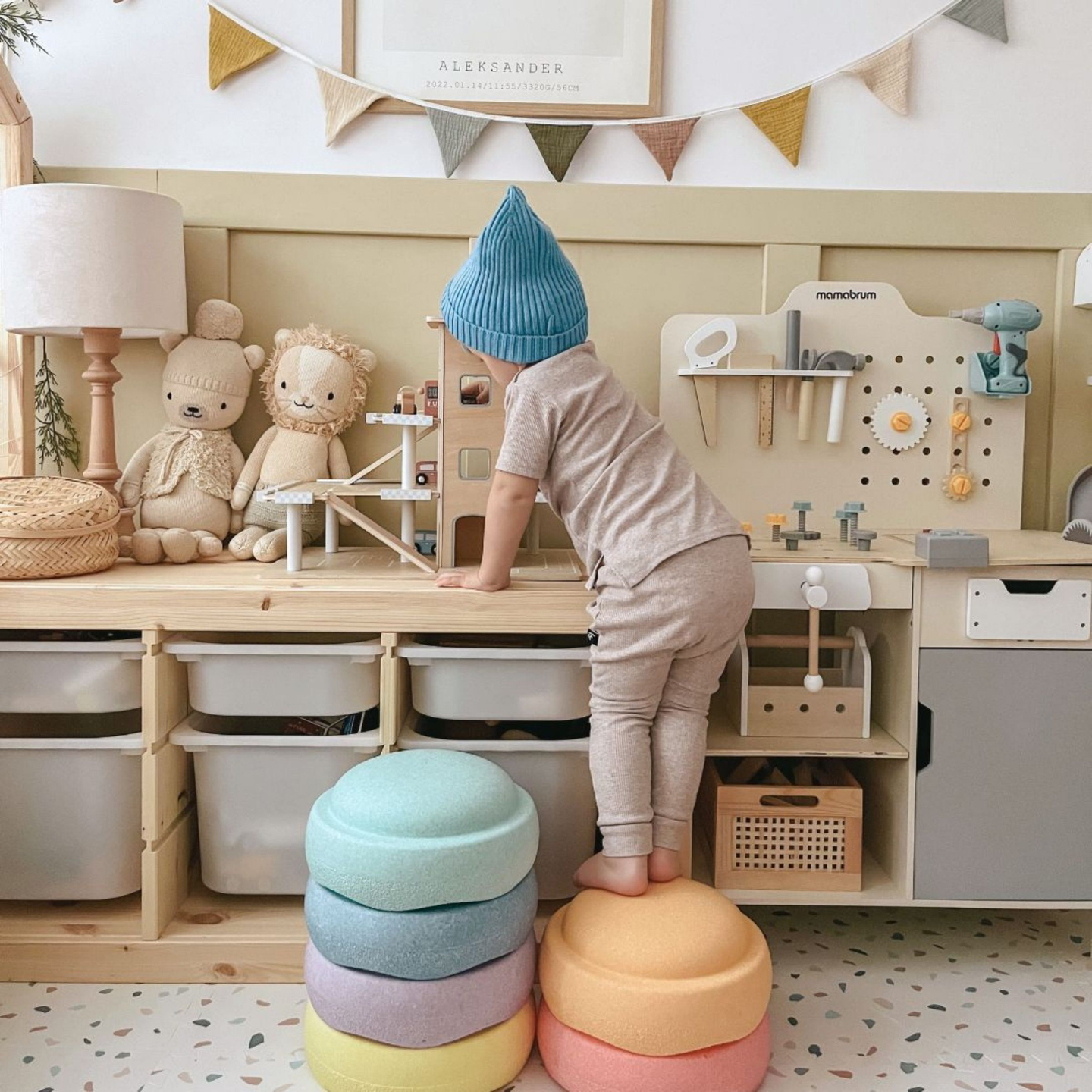 Puidust kolmekorruseline parkla koos liftiga - autode ja helikopteri garaažiga