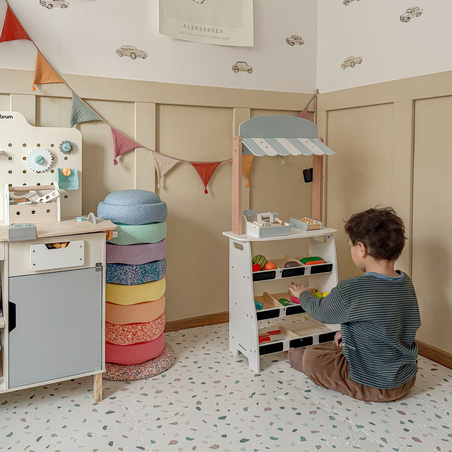 Köögiviljapood - puust kiosk kastidega, kassaaparaat ja terminal