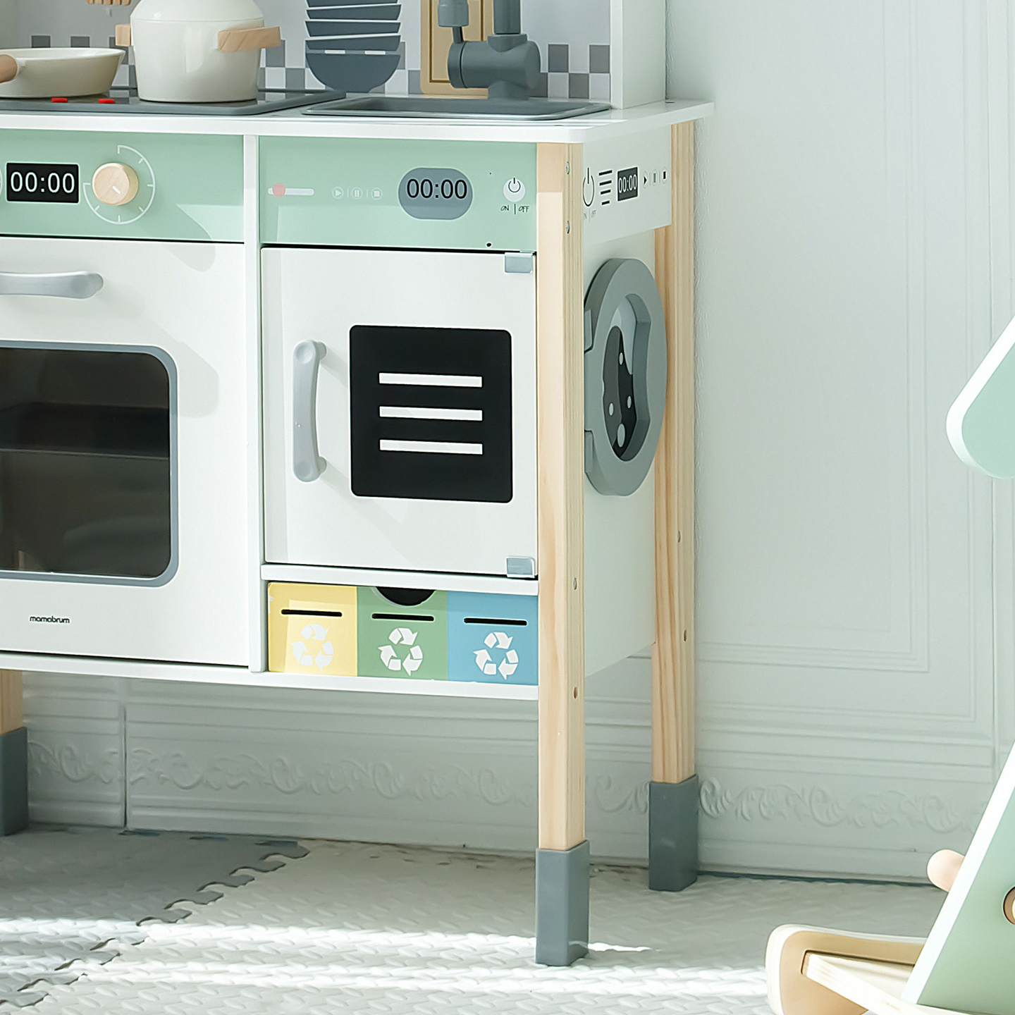 Interaktiivne köök koos pesumasina, nõudepesumasina ja kriiditahvliga