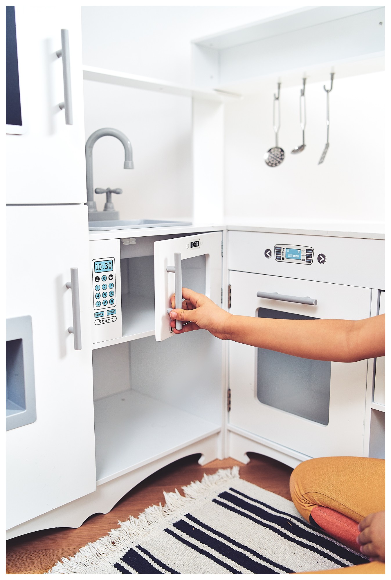 Nurgas puidust XXXL köök koos külmiku, ahju, pesumasina, esiliistu ja tarvikutega