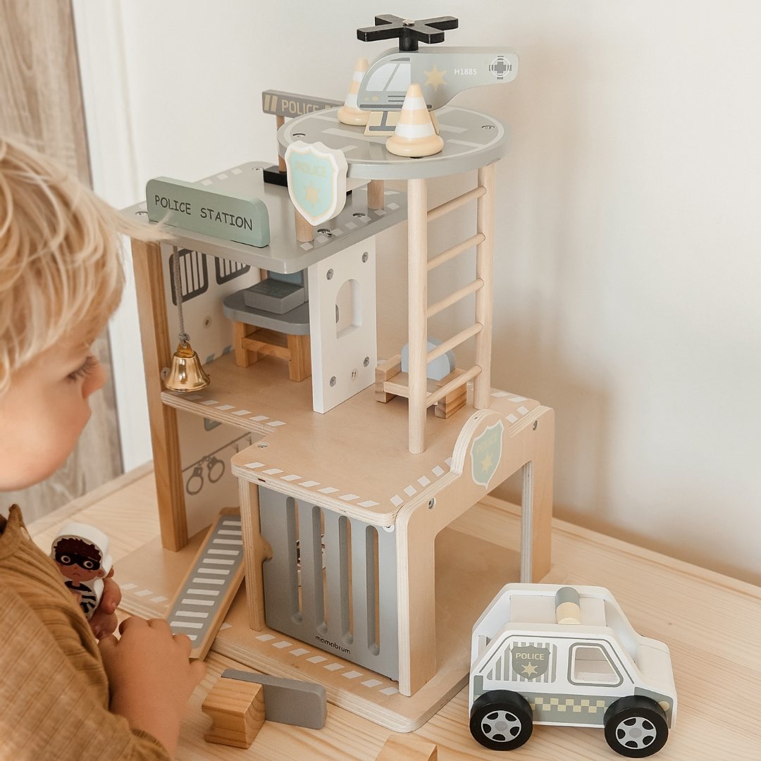 Puidust politseijaoskond koos tarvikutega