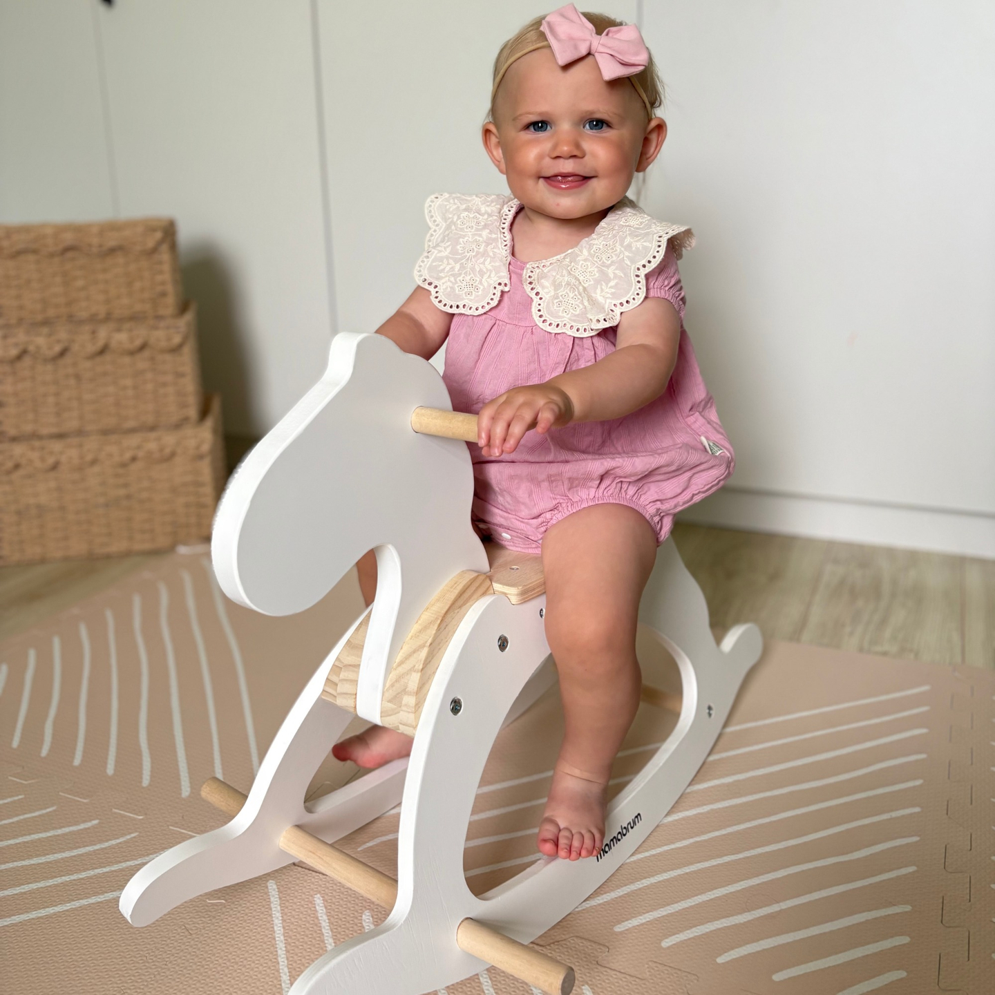 Puidust kiikhobune - valge - alates 12 kuud.