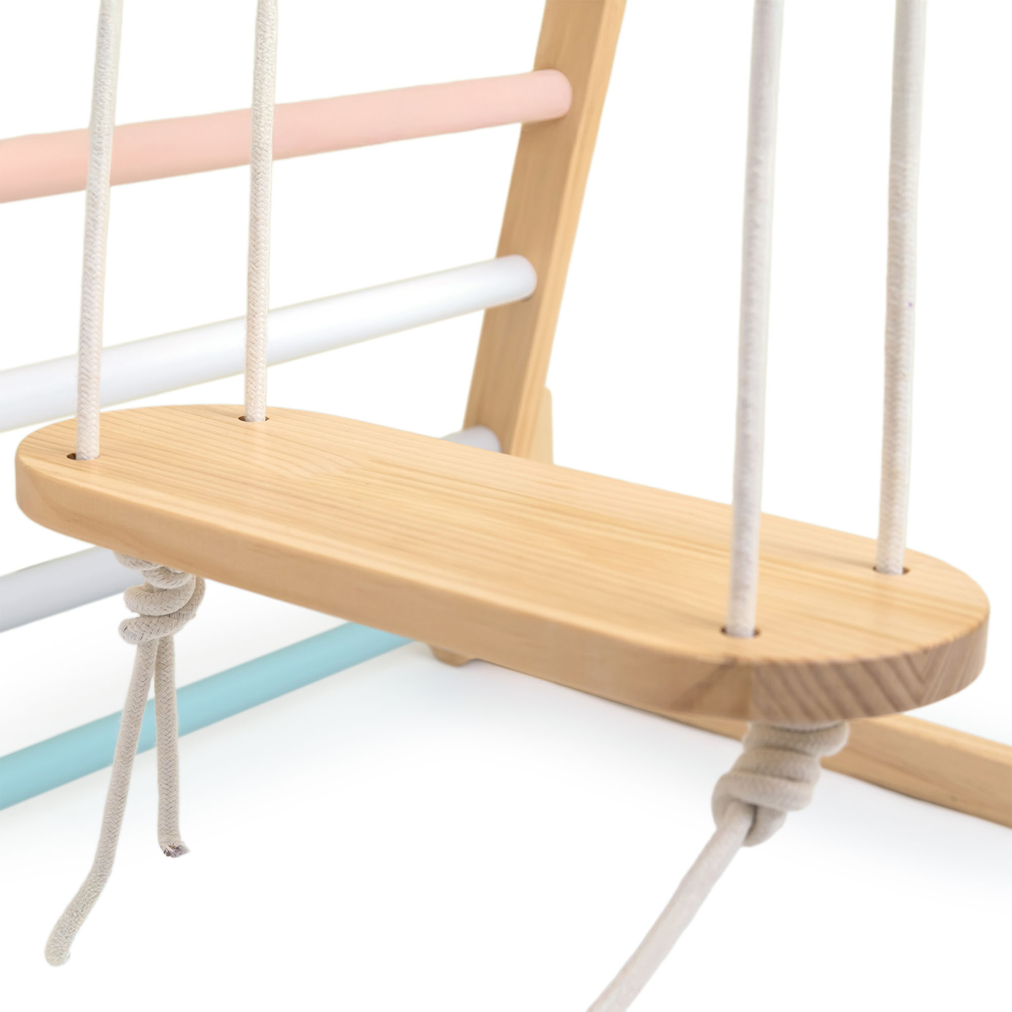 Puidust sisemänguväljak kiige, võimlemisrõngaste ja ronimisvõrguga