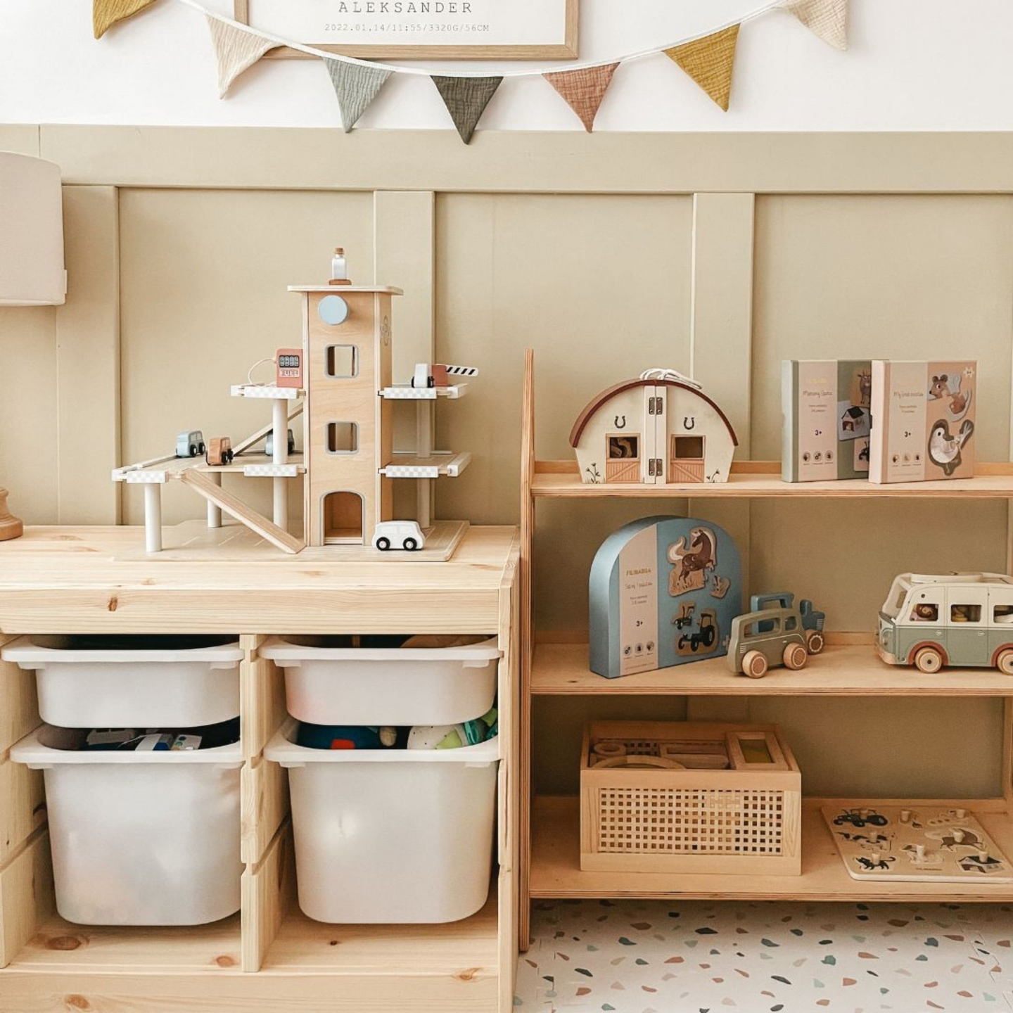 Puidust kolmekorruseline parkla koos liftiga - autode ja helikopteri garaažiga