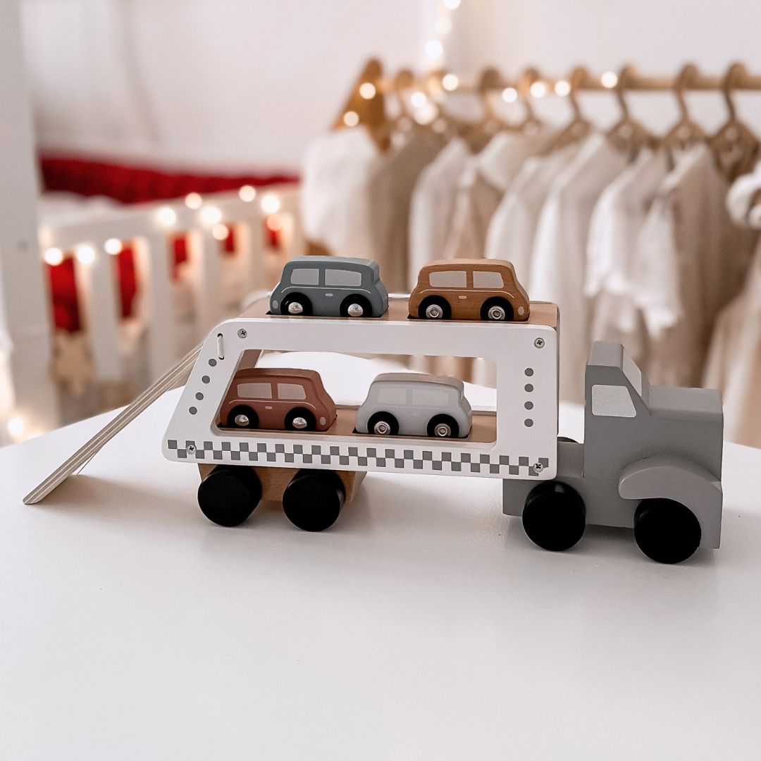 Puidust veoauto haagis koos 4 autoga