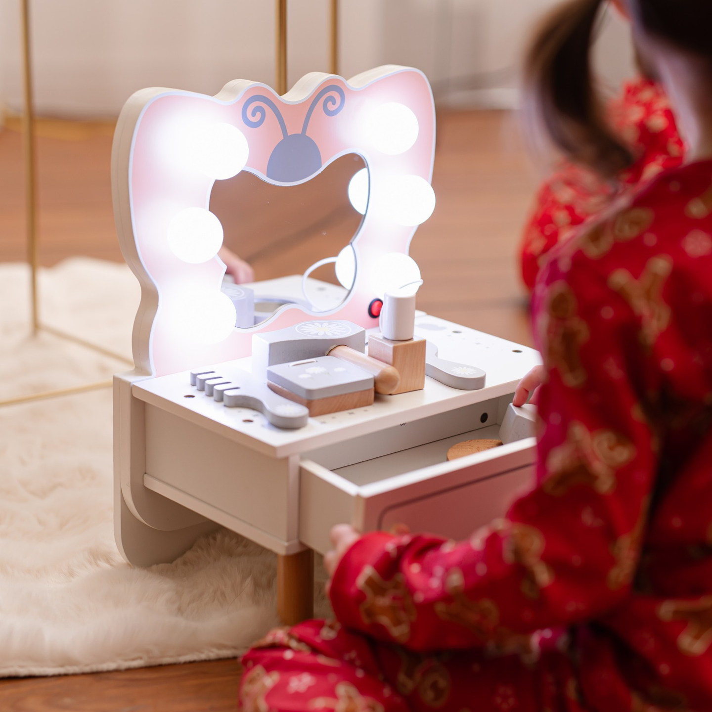 Puidust minikabiin LED-valgustusega - Butterfly