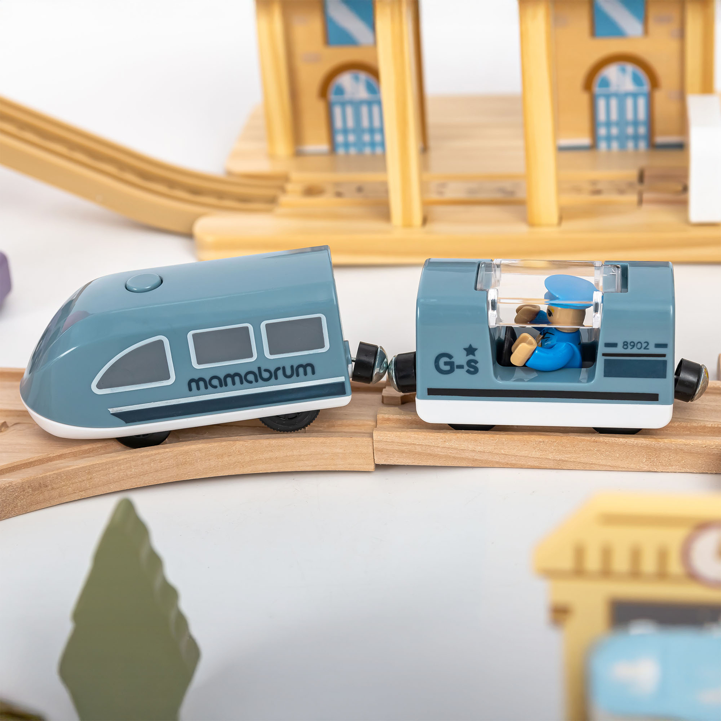 Puidust linnaraudtee elektrirongiga - liikuv kraana, laev, sillad