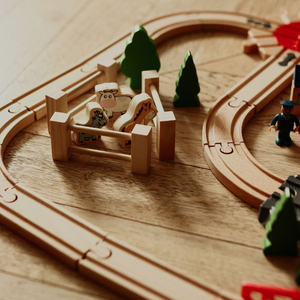 Puidust raudtee, akuga rong - Linn: rööpad, autod, sild, lennujaam