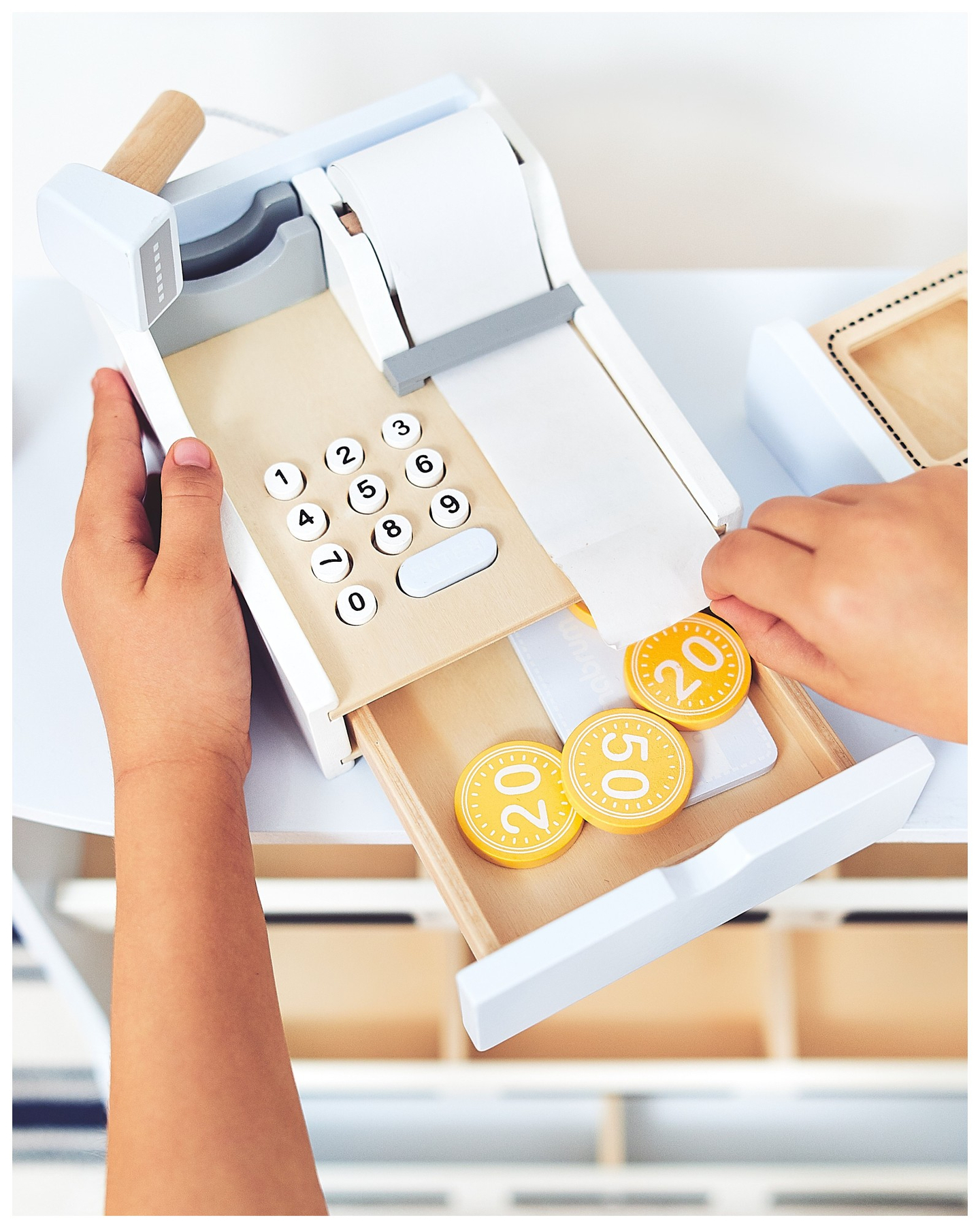 Köögiviljapood - puust kiosk kastidega, kassaaparaat ja terminal