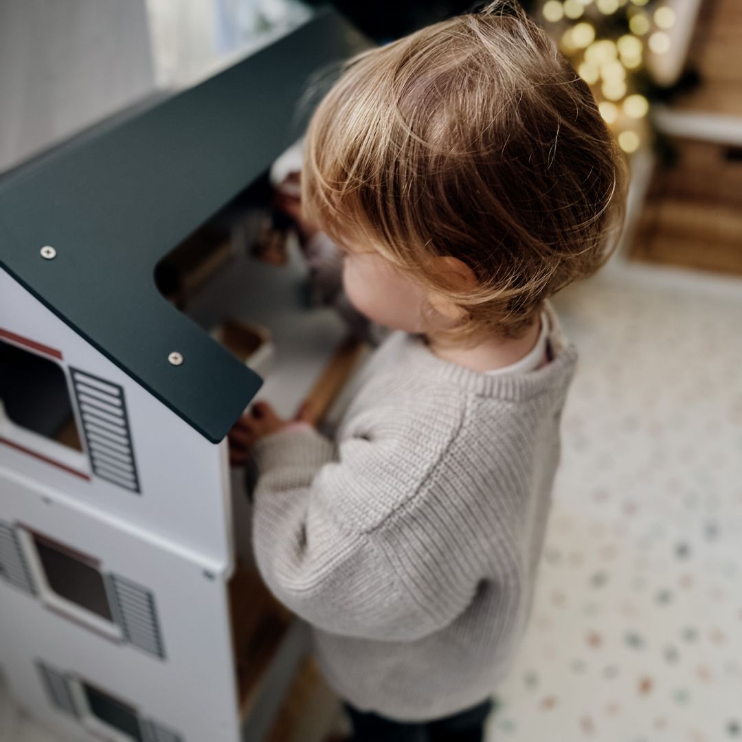 Valge puidust nukumaja koos aksessuaaridega 18 tk.