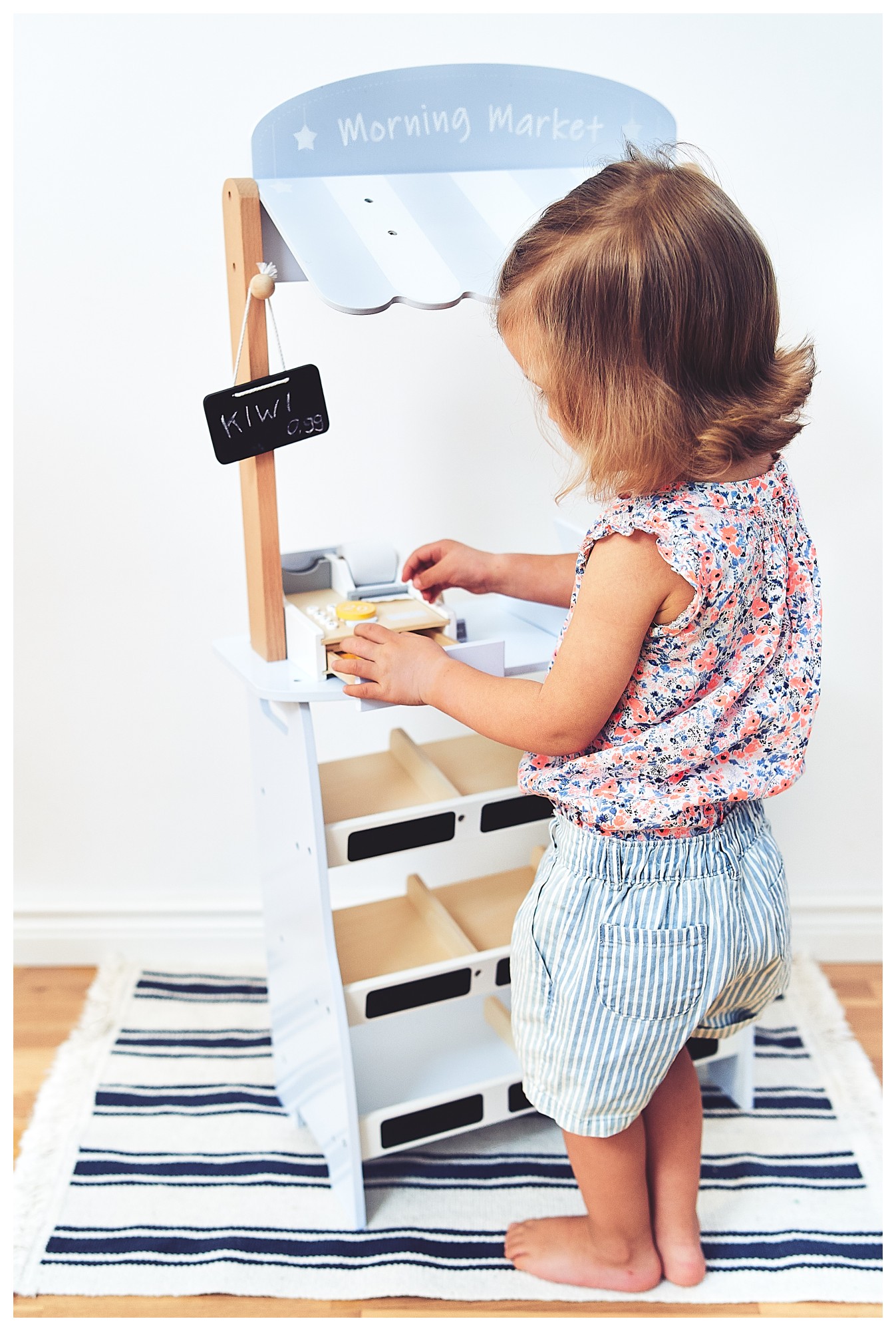 Köögiviljapood - puust kiosk kastidega, kassaaparaat ja terminal