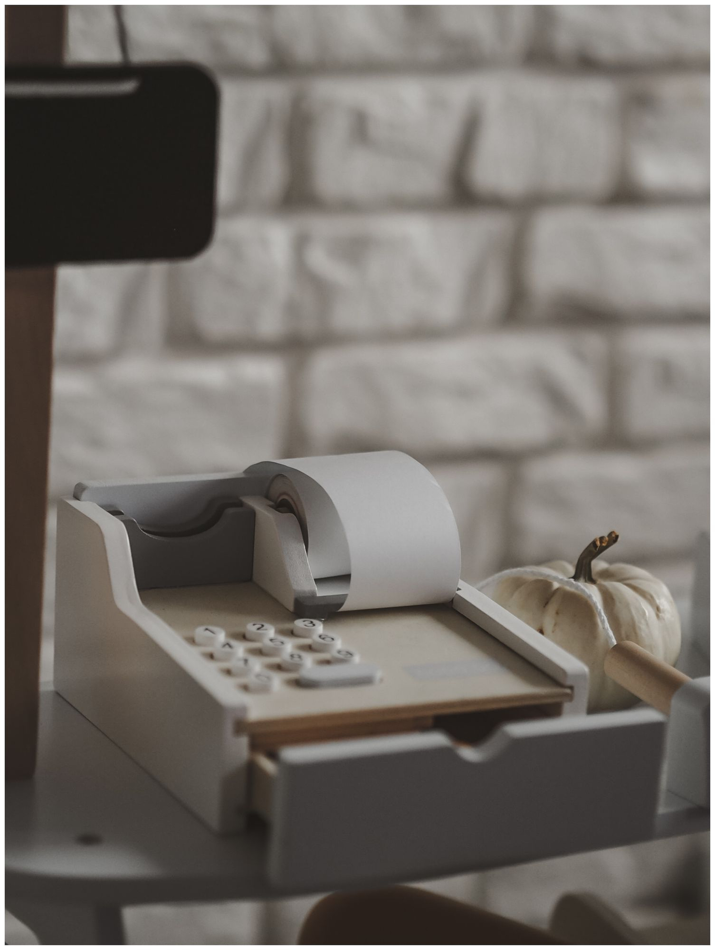 Köögiviljapood - puust kiosk kastidega, kassaaparaat ja terminal