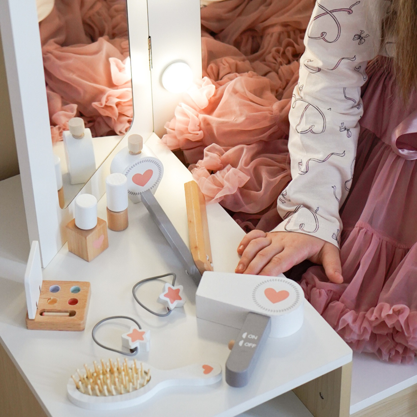 Puidust laste riietuslaud koos tooli, tarvikute ja LED-valgustusega