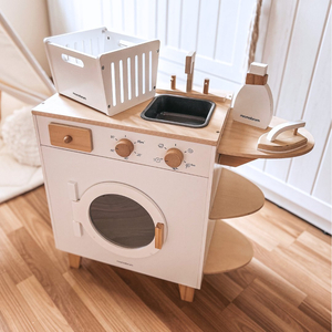 Puidust pesumasin koos triikraua, korvi ja pesuvahendiga