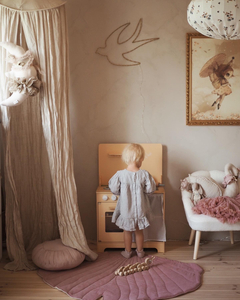 Puidust köök koos esiplaadi, tarvikute ja LED-valgustusega