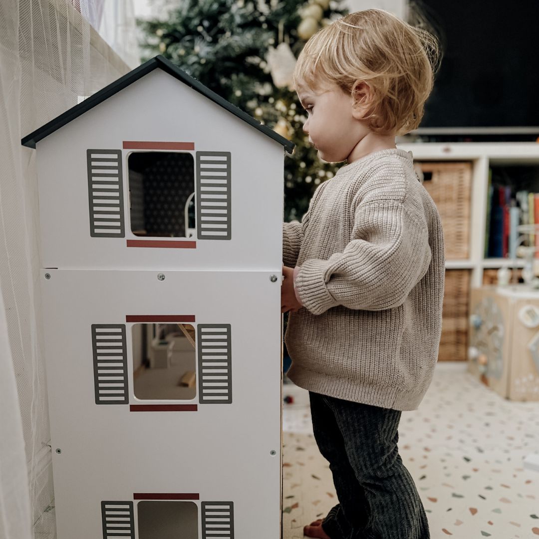 Valge puidust nukumaja koos aksessuaaridega 18 tk.