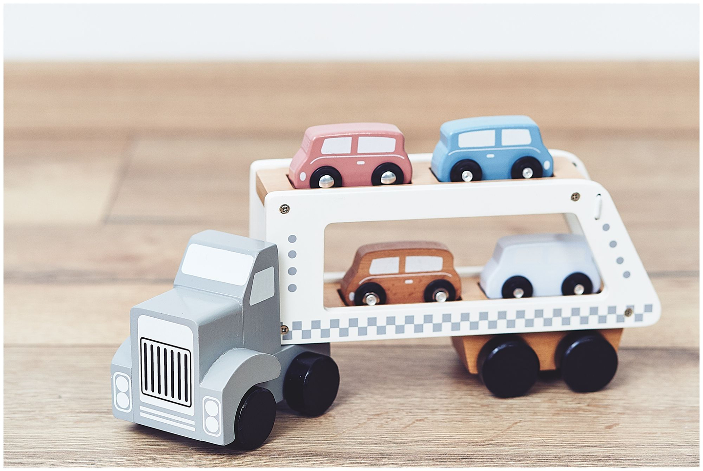 Puidust veoauto haagis koos 4 autoga