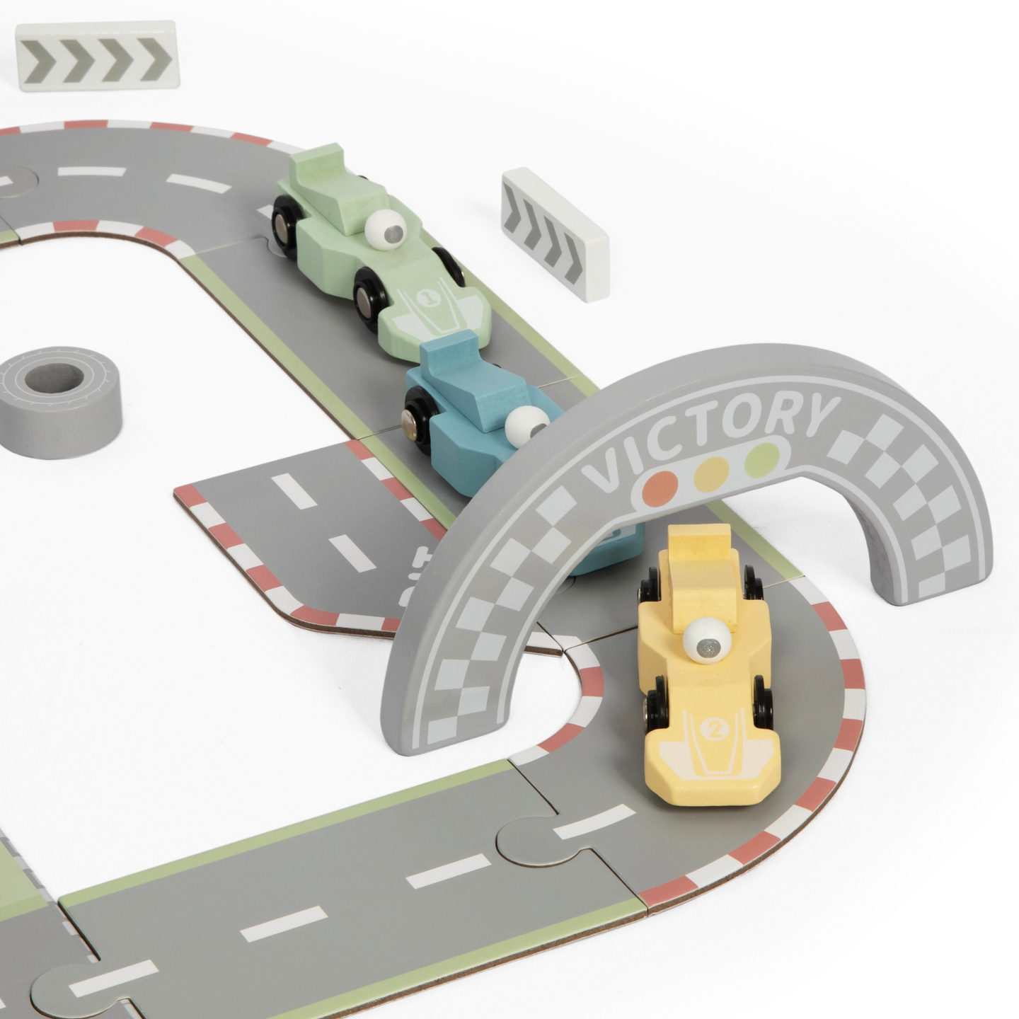 Magnetkohver võidusõiduraja, puidust sõidukite ja teetarvikutega