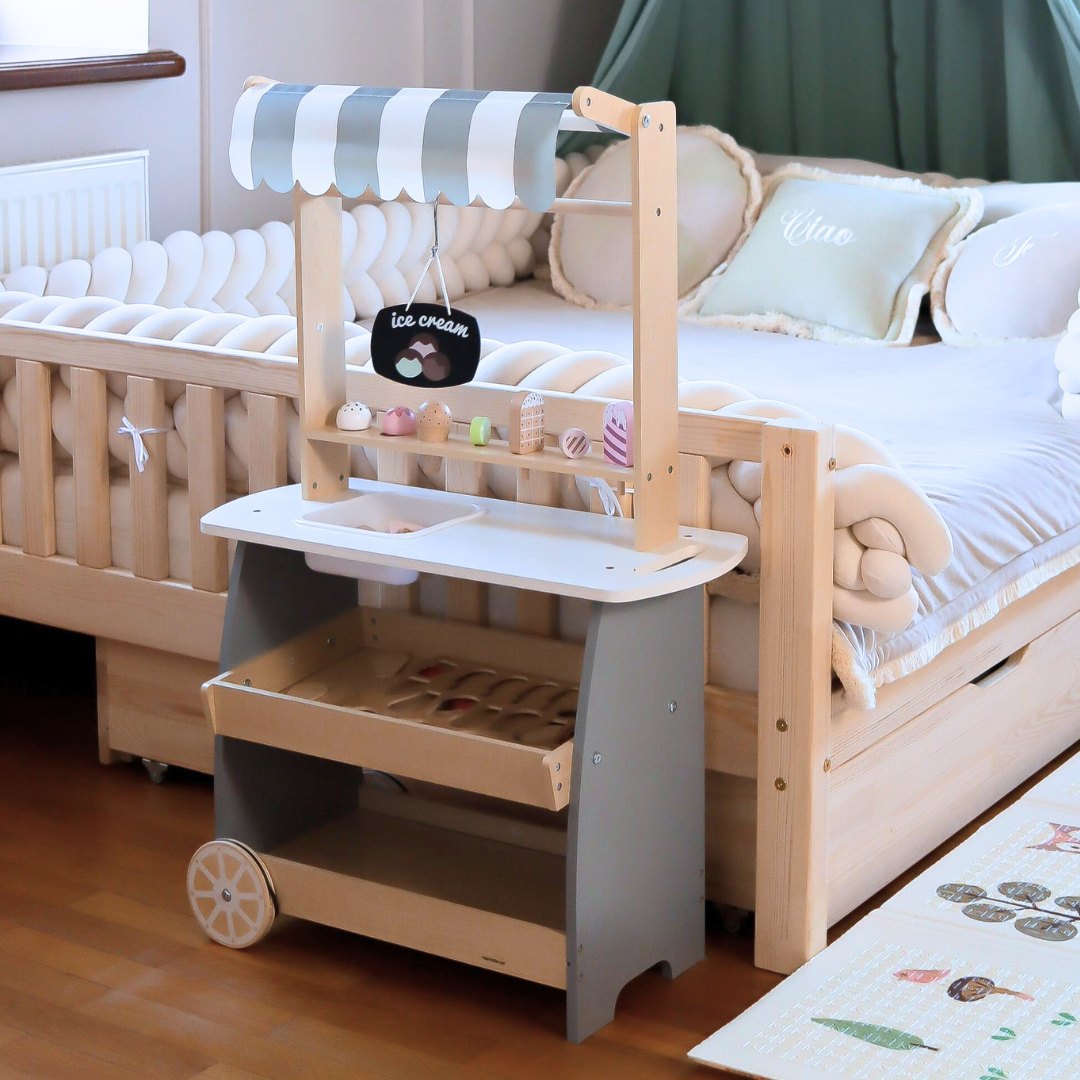 Puidust jäätisekäru ratastel - jäätisekäru