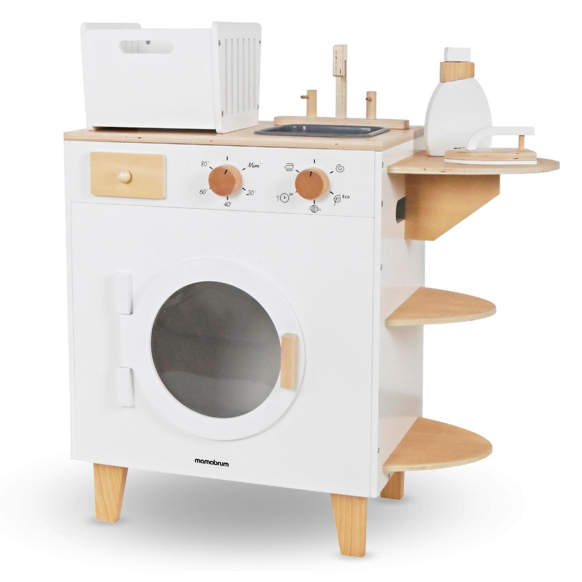 Puidust pesumasin koos triikraua, korvi ja pesuvahendiga