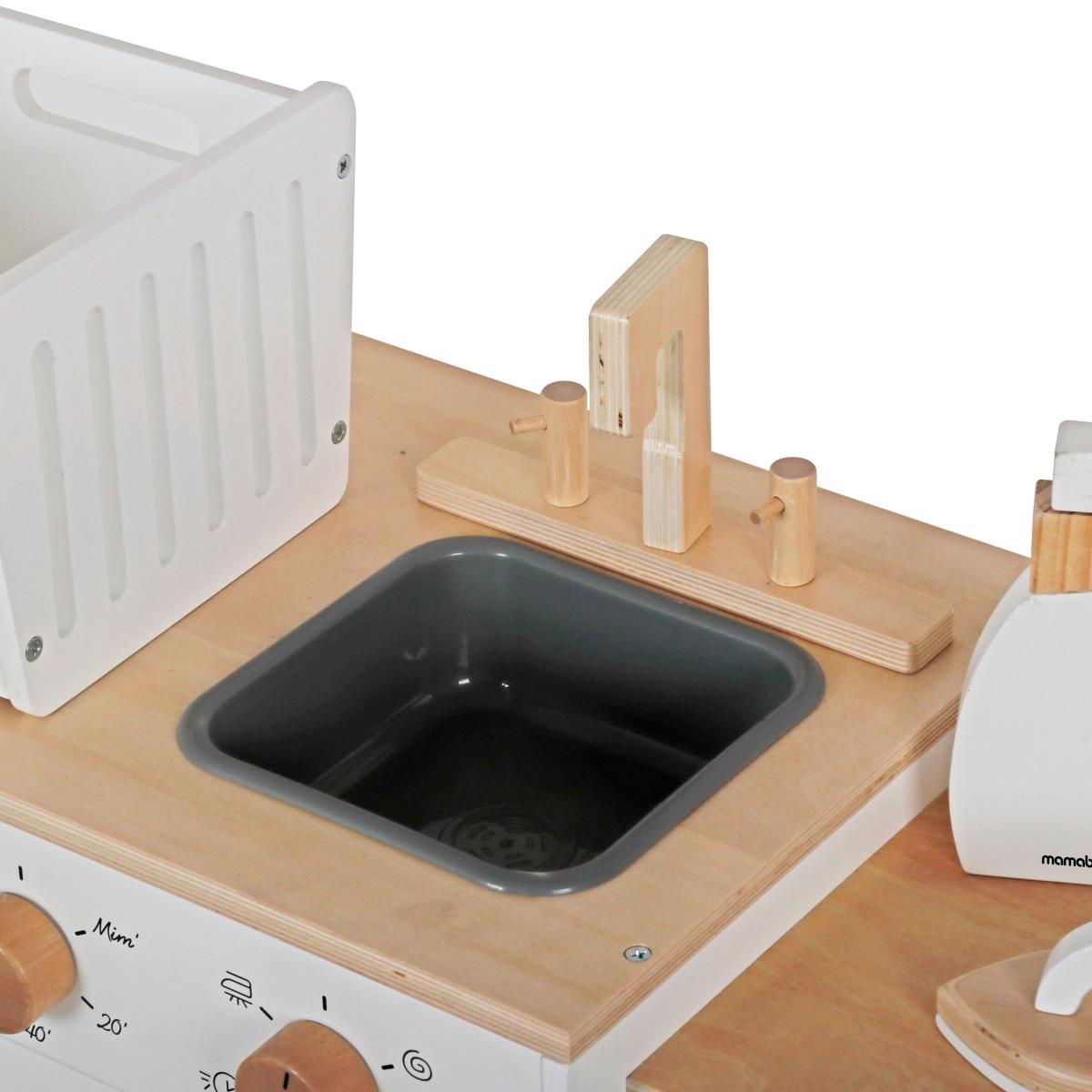 Puidust pesumasin koos triikraua, korvi ja pesuvahendiga