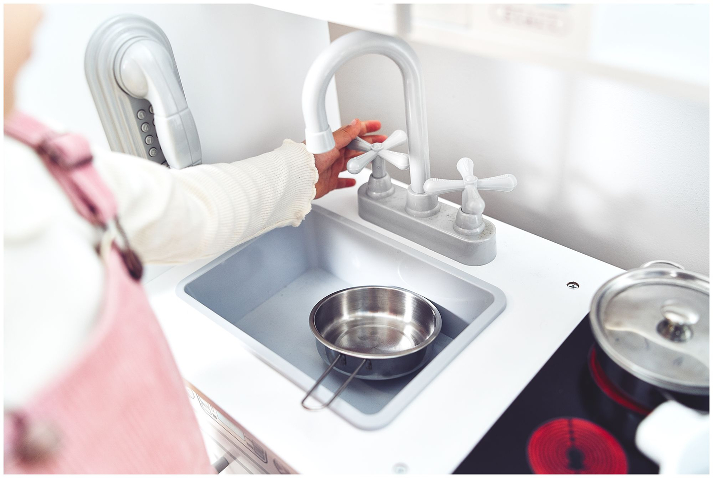 Suured puidust valged köögitarvikud ja esiliin