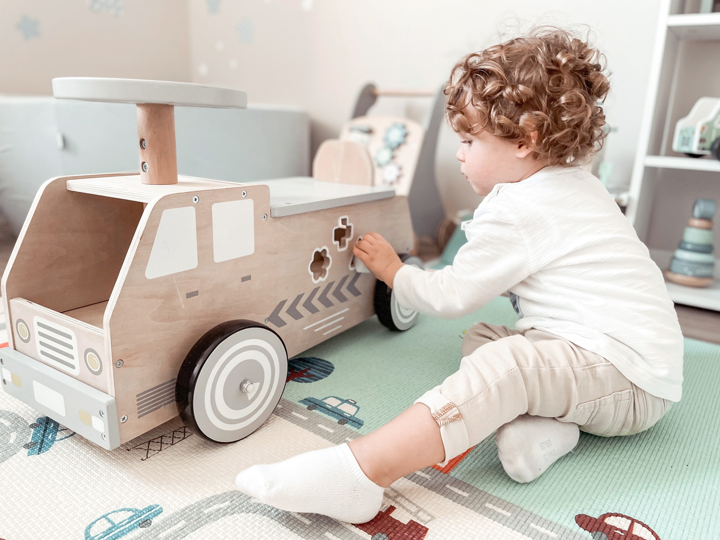 Puidust jalgratas, auto, klotsidega auto