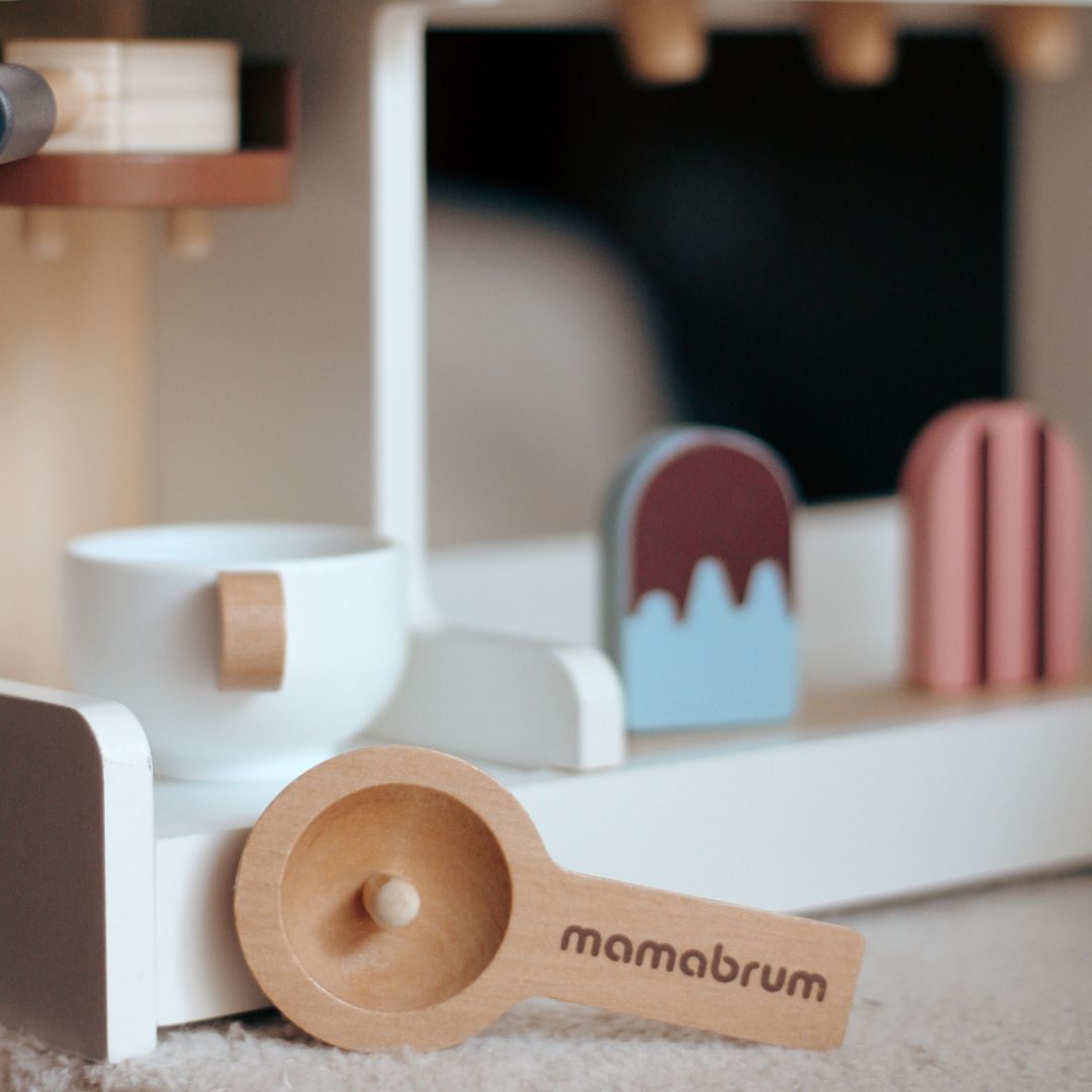 Puidust jäätisekohvik koos kohvimasinaga - kohvik koos tarvikutega