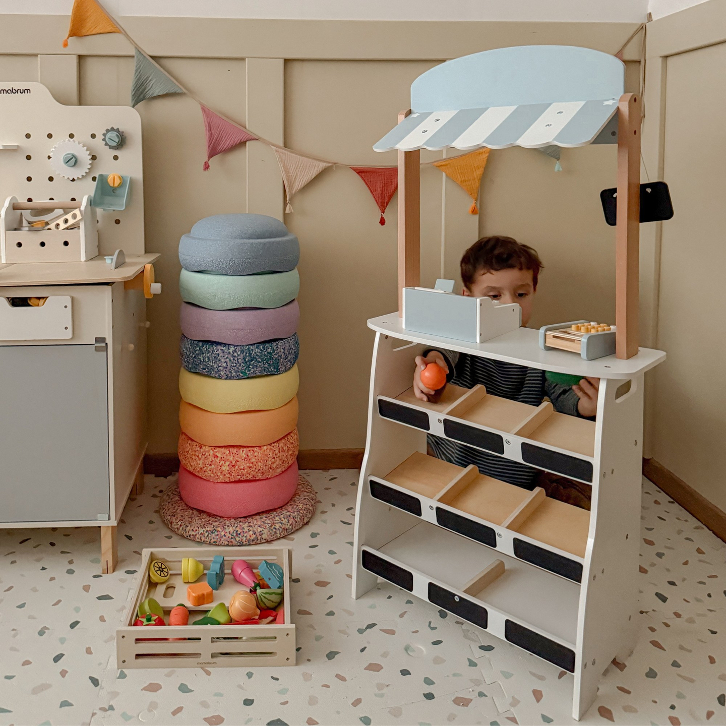 Köögiviljapood - puust kiosk kastidega, kassaaparaat ja terminal