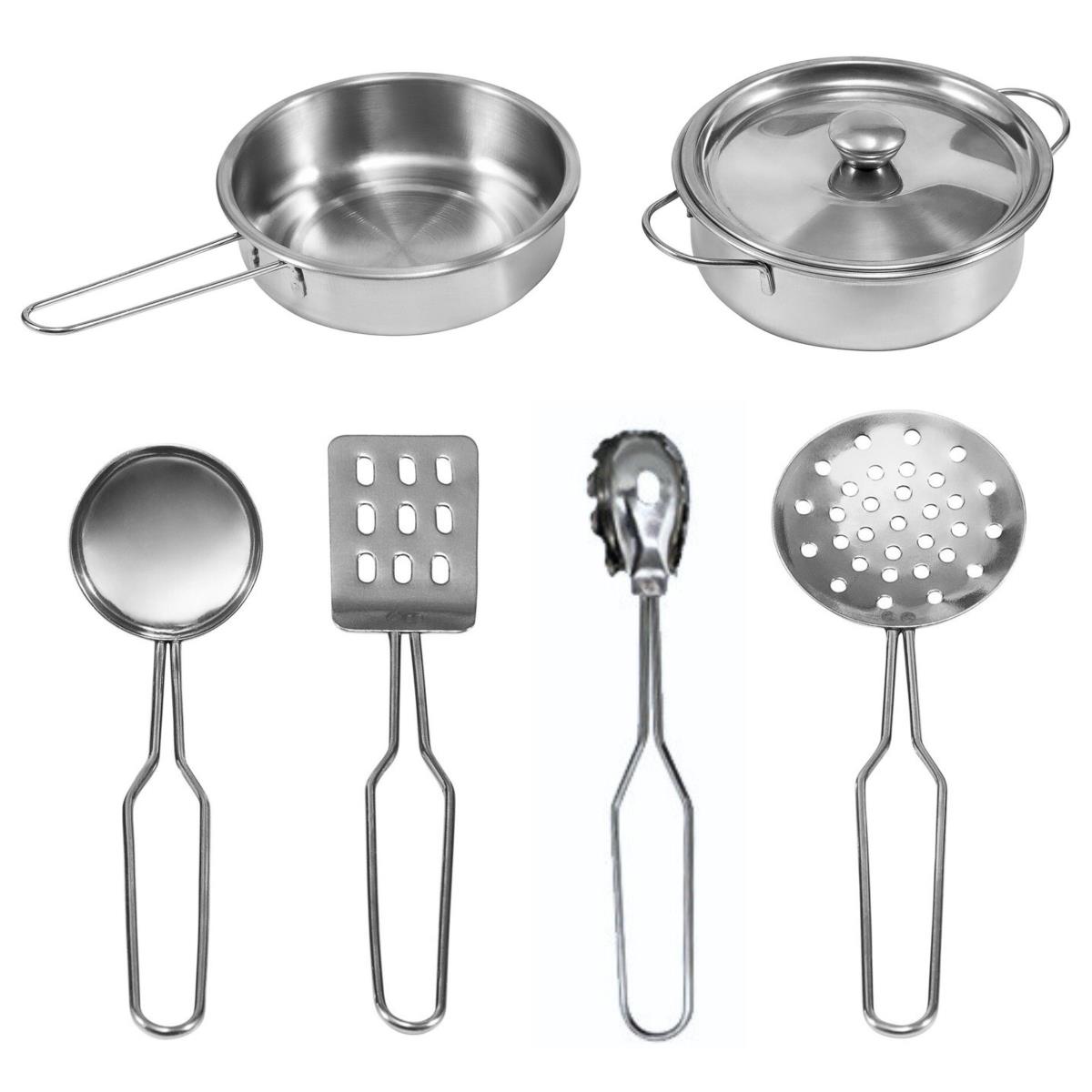 Puidust valge köök koos aksessuaaride ja esiplaaniga