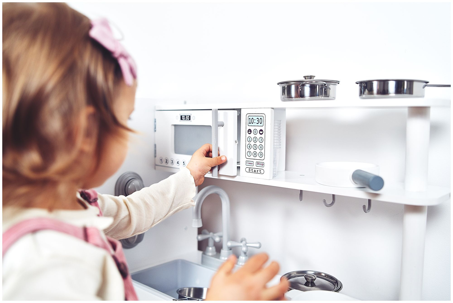 Suured puidust valged köögitarvikud ja esiliin