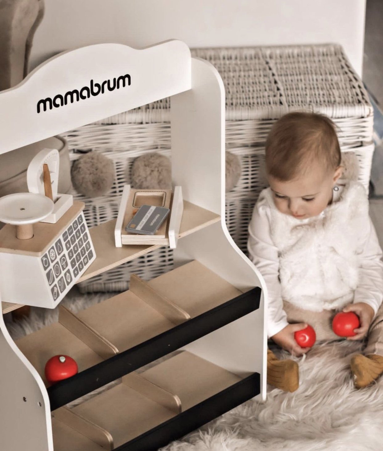 Miniturg - kauplus koos kaalude, terminali, maksekaardi ja puuviljadega