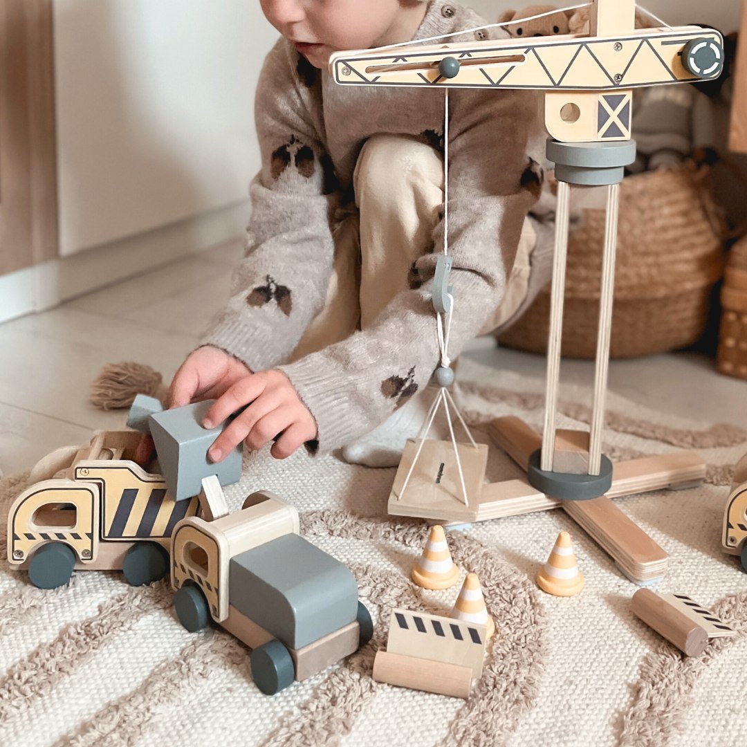 Puidust ehitusplats koos suure liikurkraana ja sõidukitega, tornkraana