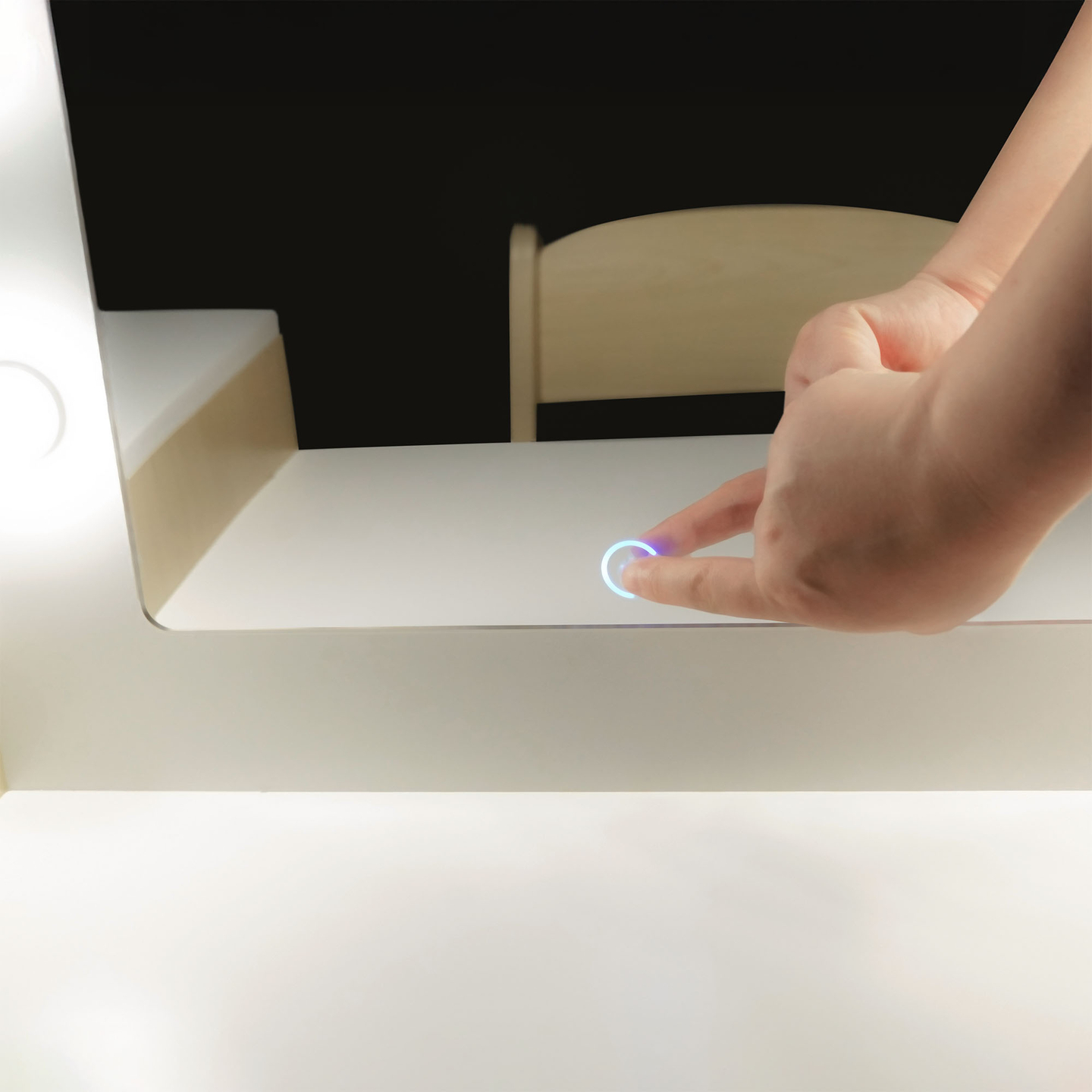 Puidust laste riietuslaud koos tooli, tarvikute ja LED-valgustusega