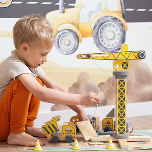 Puidust ehitusplats koos suure liikurkraana ja sõidukitega, tornkraana