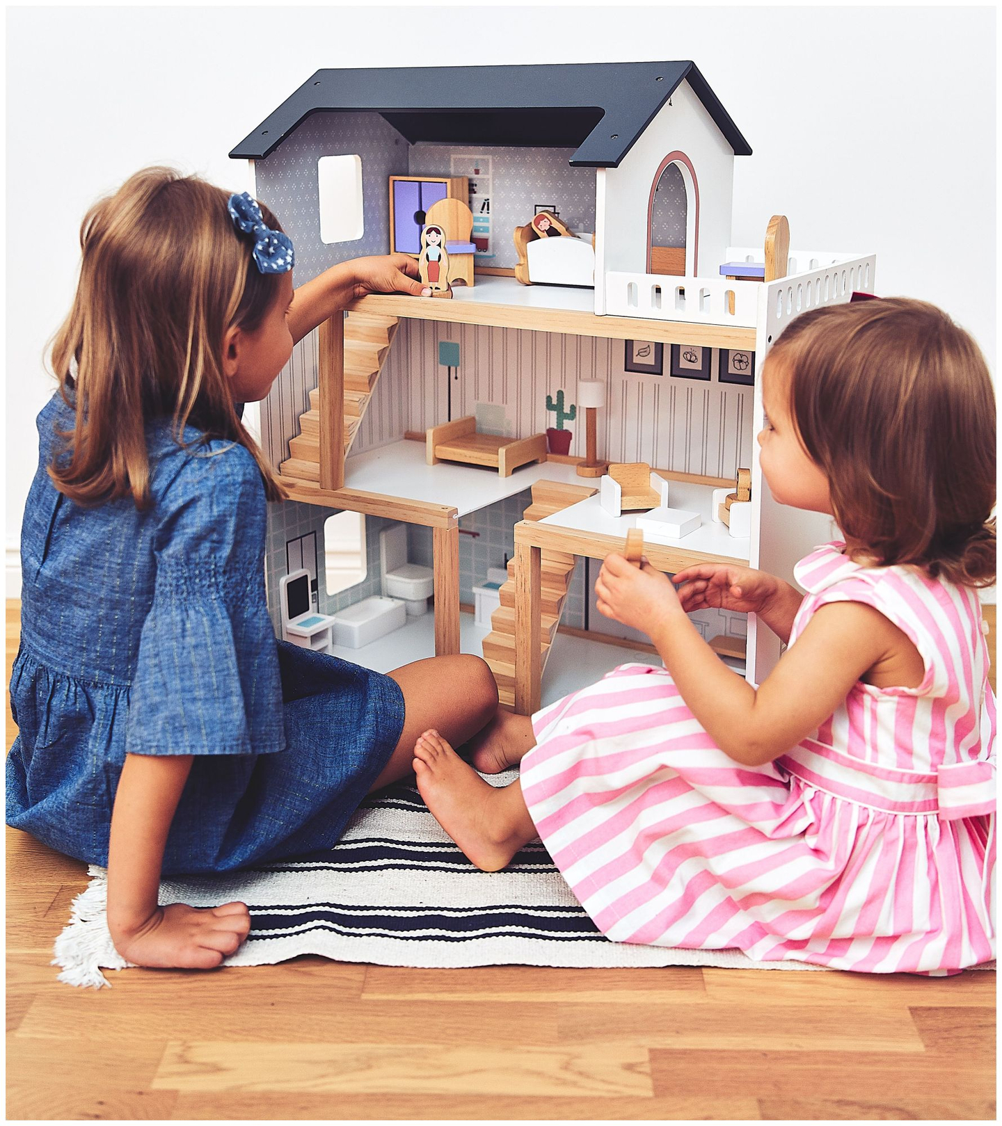 Valge puidust nukumaja koos aksessuaaridega 18 tk.