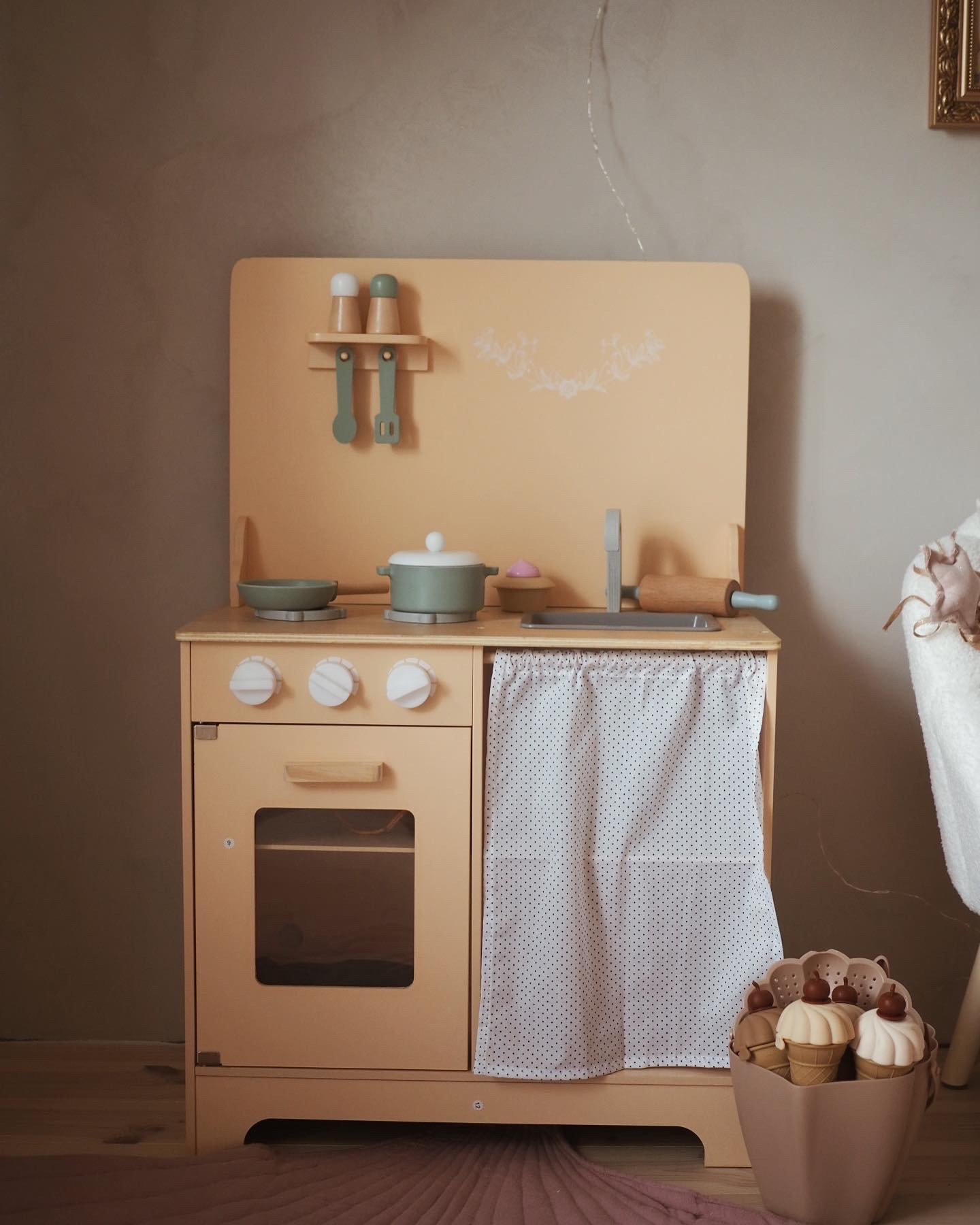 Puidust köök koos esiplaadi, tarvikute ja LED-valgustusega