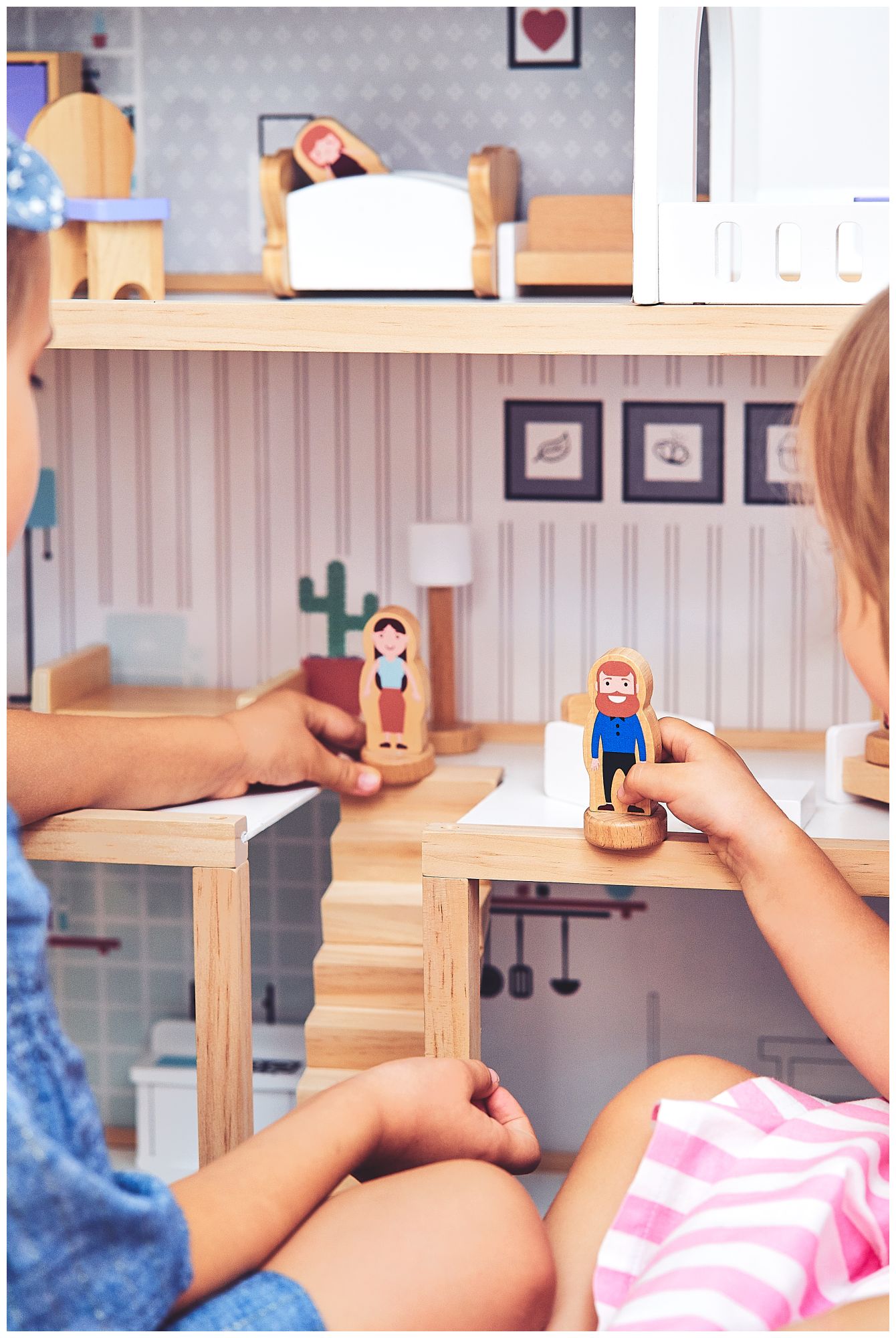 Valge puidust nukumaja koos aksessuaaridega 18 tk.