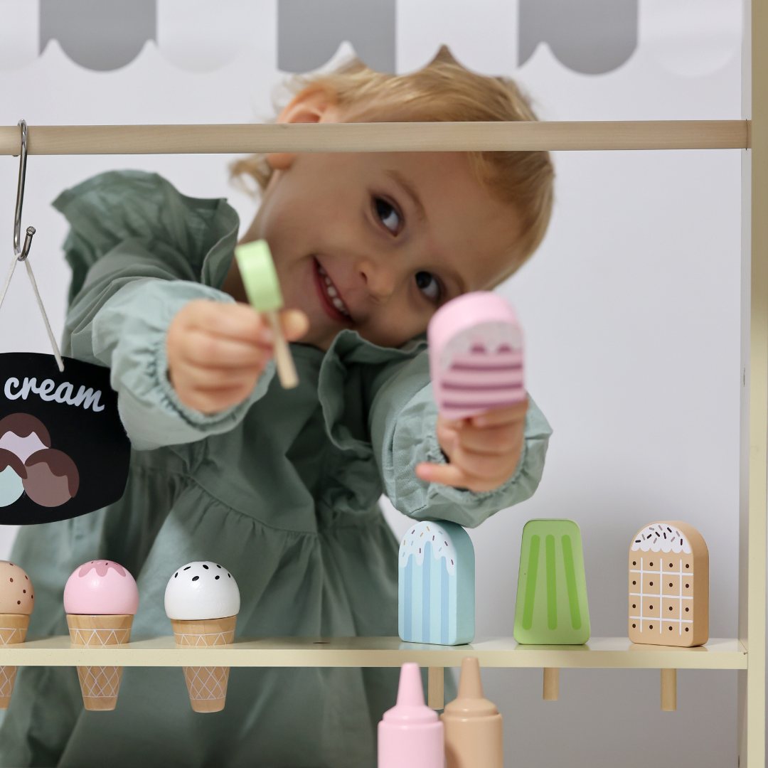 Puidust jäätisekäru ratastel - jäätisekäru