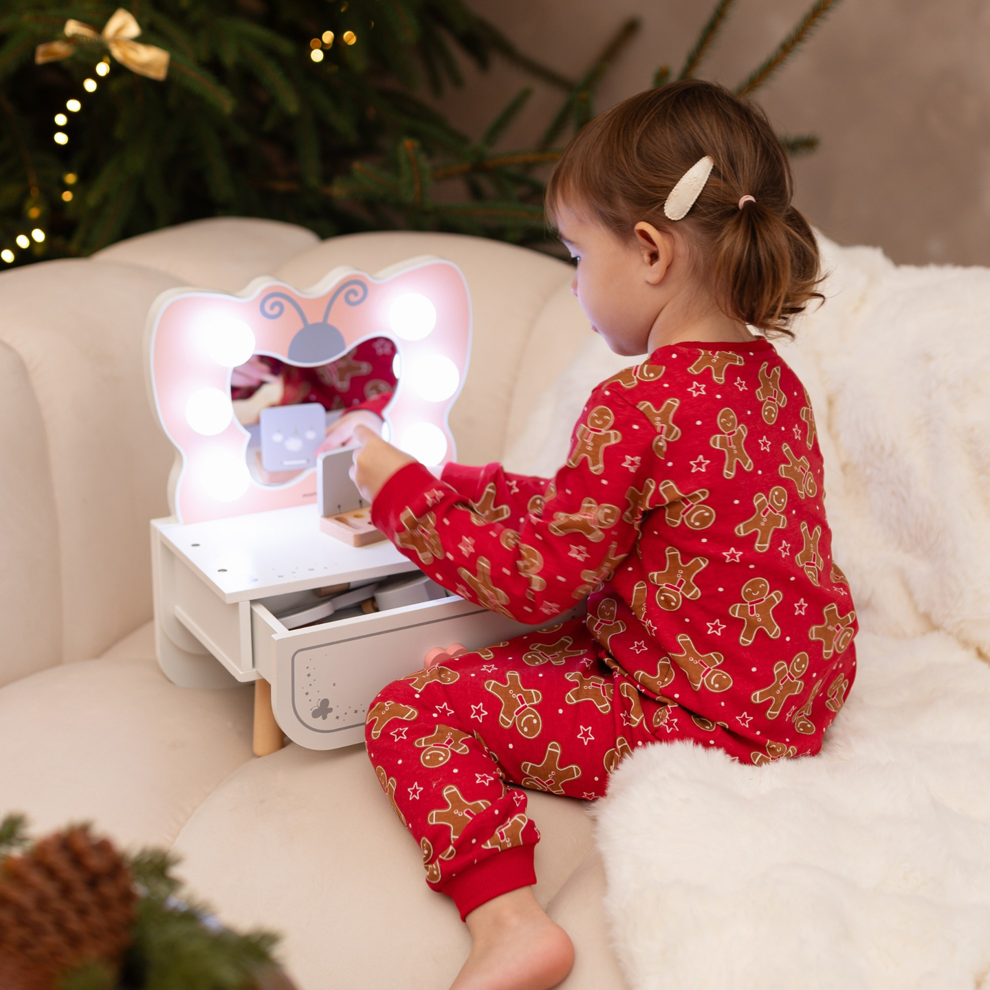 Puidust minikabiin LED-valgustusega - Butterfly