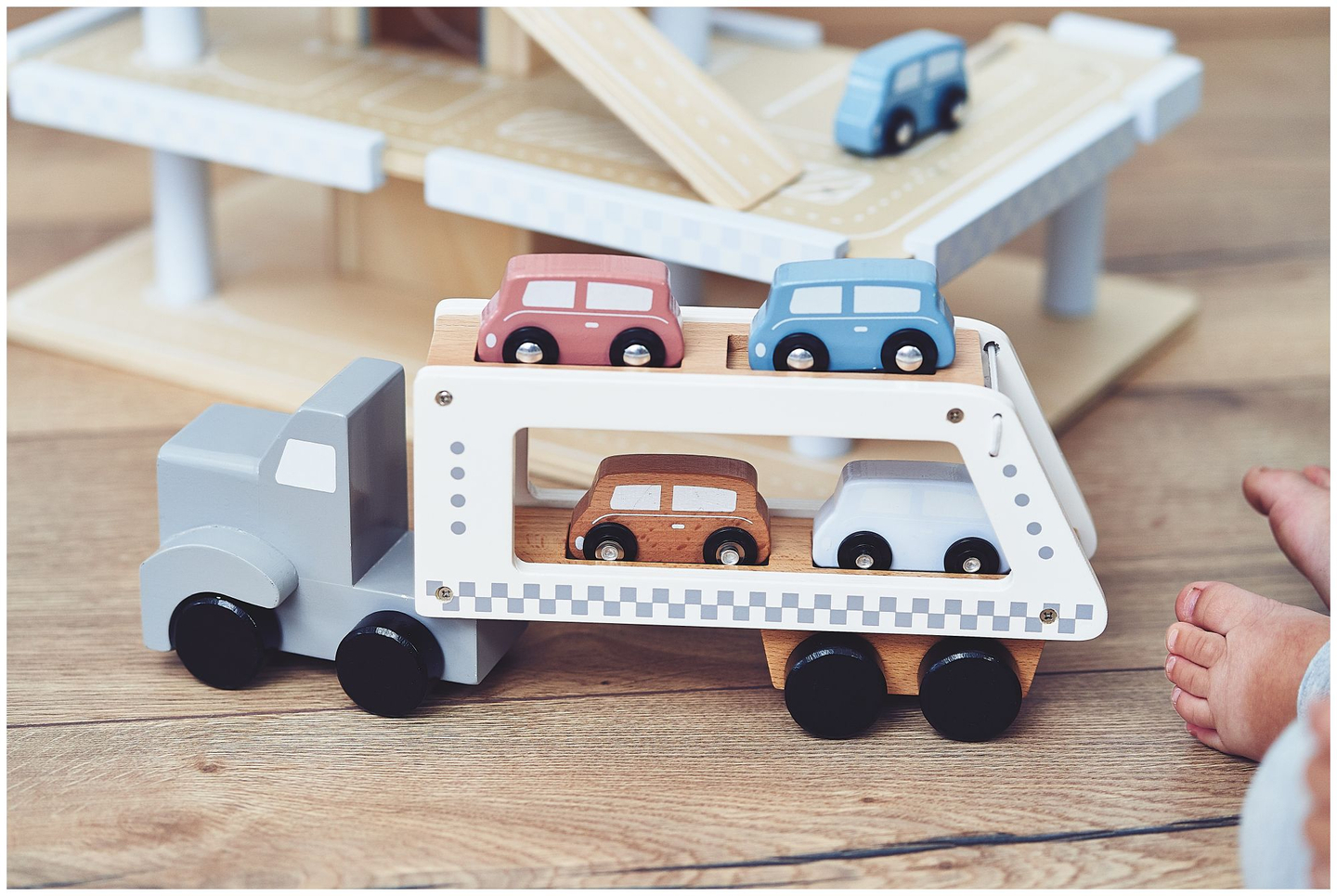 Puidust veoauto haagis koos 4 autoga