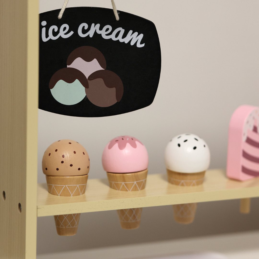 Puidust jäätisekäru ratastel - jäätisekäru