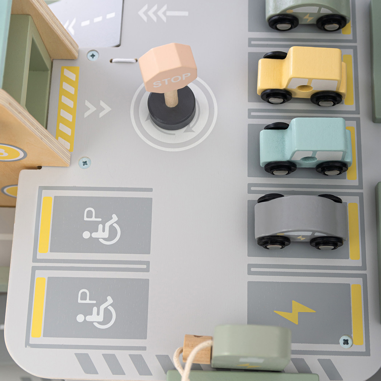 Puidust kolmekorruseline lastega garaaž koos lisatarvikutega – parkla, bensiinijaam, autopesula, helikopter