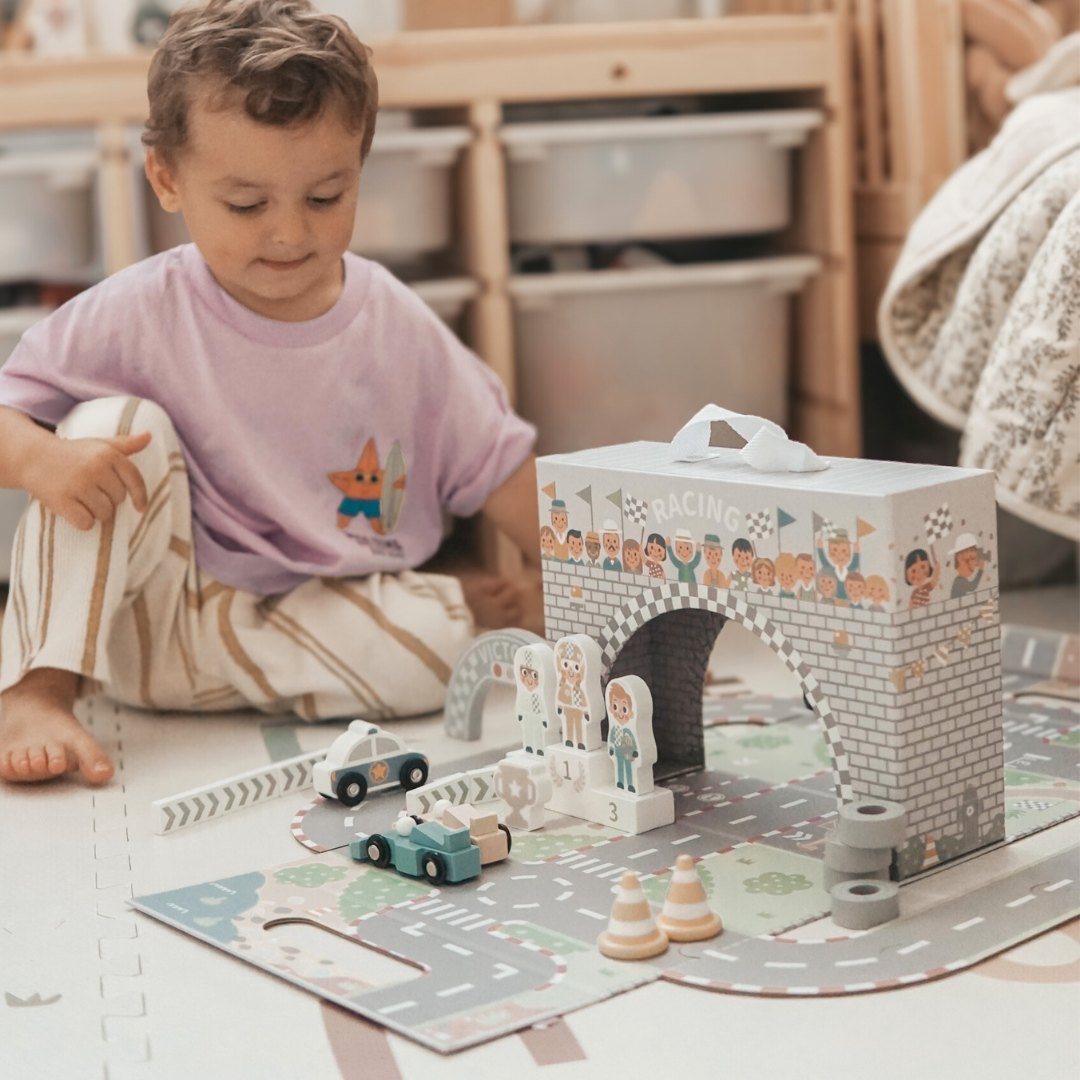 Magnetkohver võidusõiduraja, puidust sõidukite ja teetarvikutega