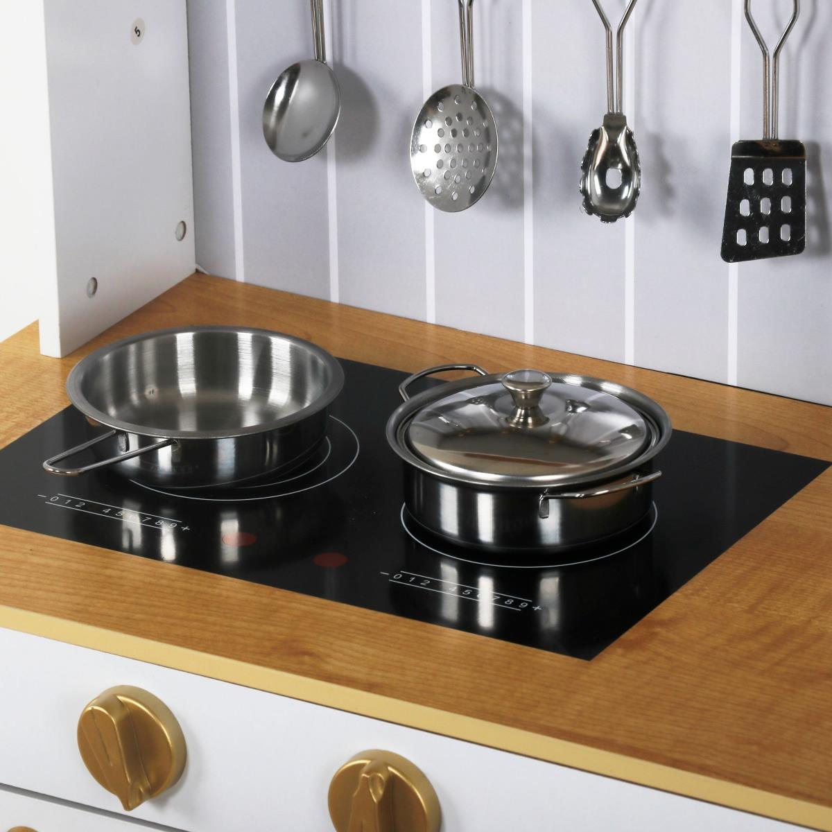 Puidust valge köök koos aksessuaaride ja esiplaaniga